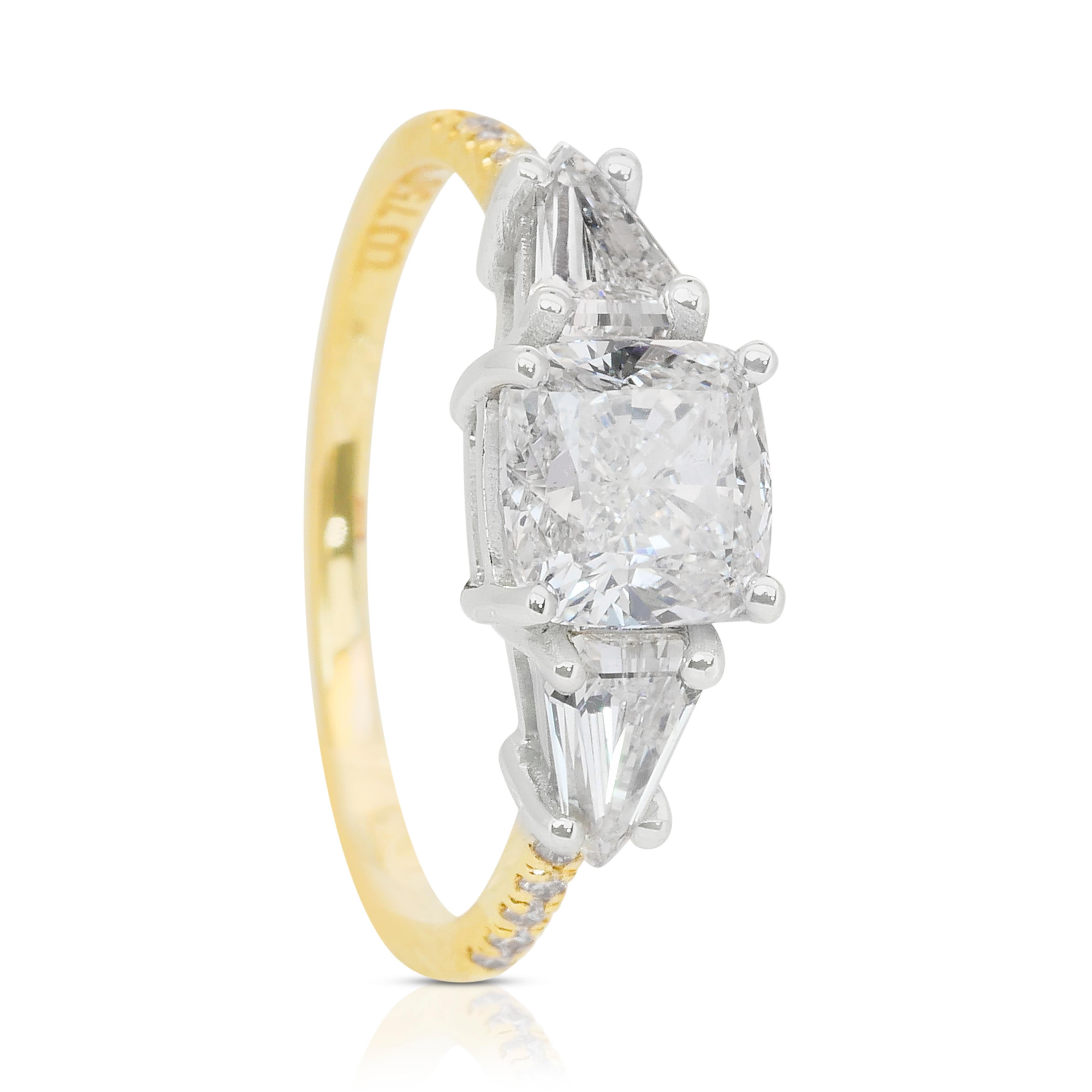 Impeccable 2.16ct Diamonds 3-Stone Ring in 18k Yellow & White Gold For Sale 3