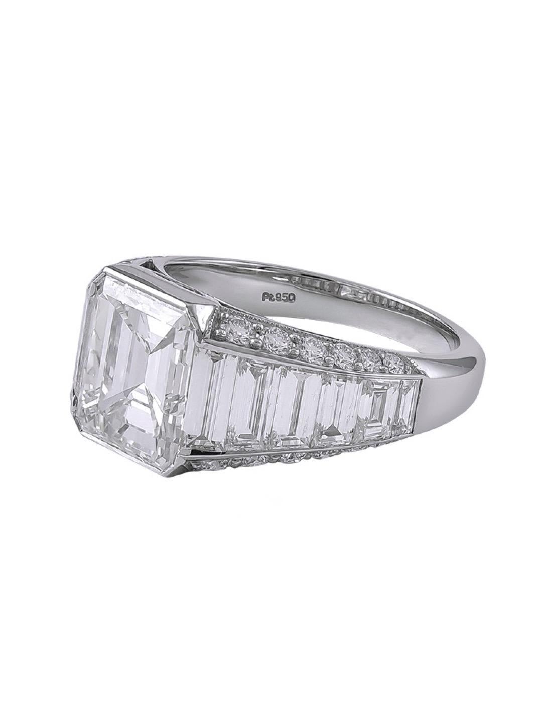 Une bague impeccable certifiée GIA de 3,01 carats de diamants taille émeraude avec une couleur et une clarté de I-VVS2 avec 2,16 carats de diamants taille baguette et 0,47 carat de petits diamants. 

Disponible pour le redimensionnement.

Sophia D