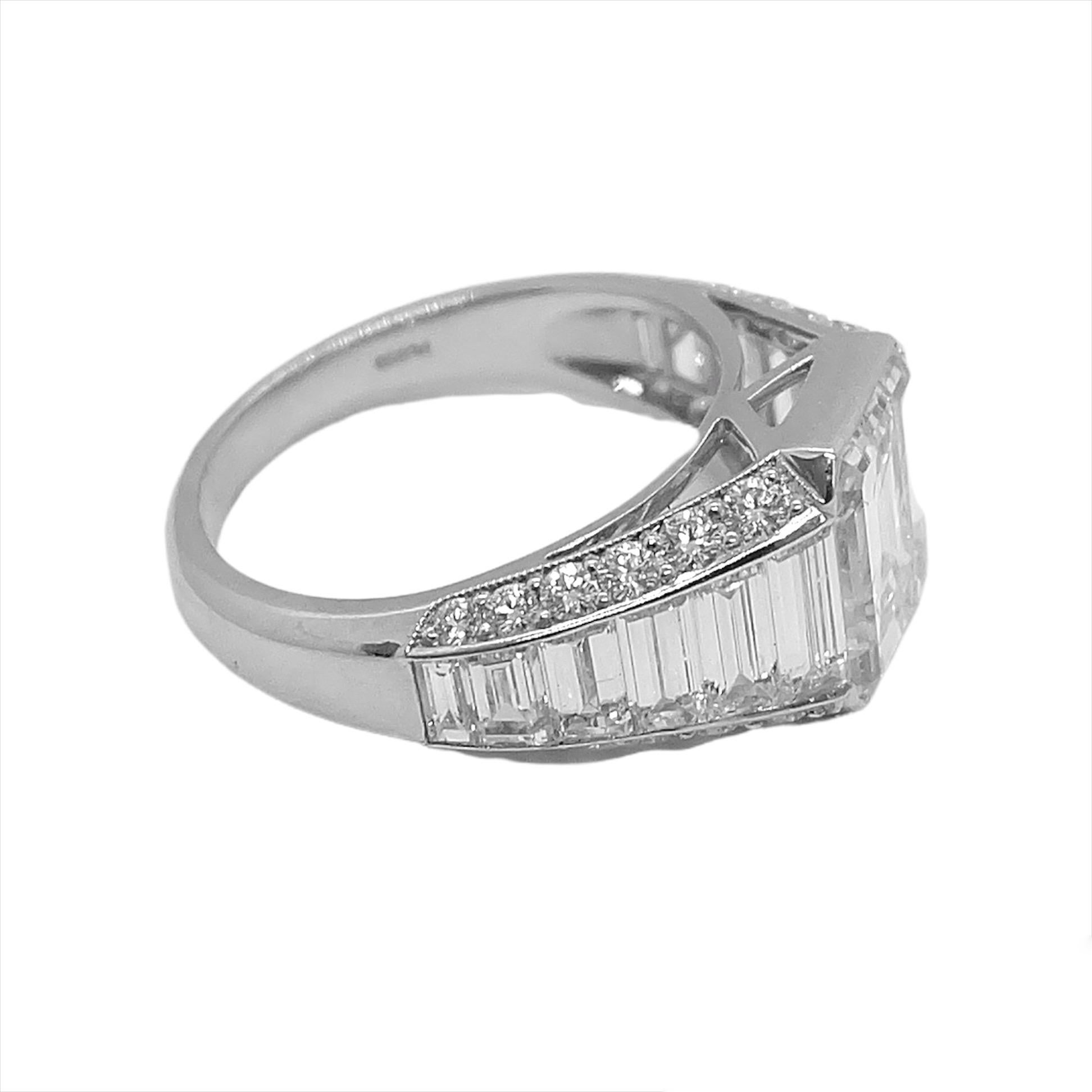 Art déco Bague de fiançailles Sophia en diamant taille émeraude de 3,01 carats en vente