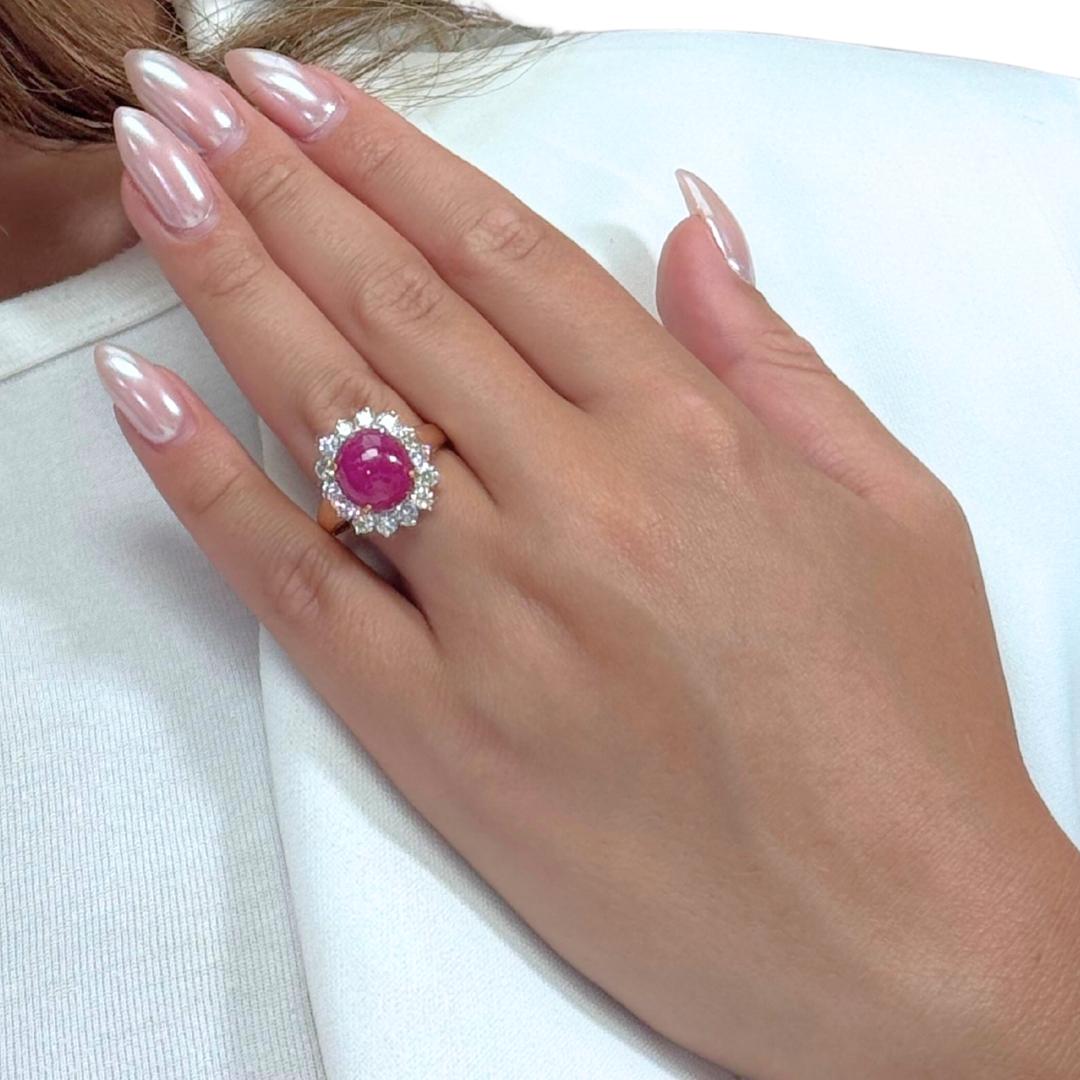 Impeccable bague cocktail rubis et diamants de 5,28ct en or jaune 18k - certifié GCI

Cette bague royale en or jaune 18 carats est ornée d'un rubis ovale de 3,50 carats, rayonnant d'une riche teinte rouge qui respire la passion et l'élégance. Autour