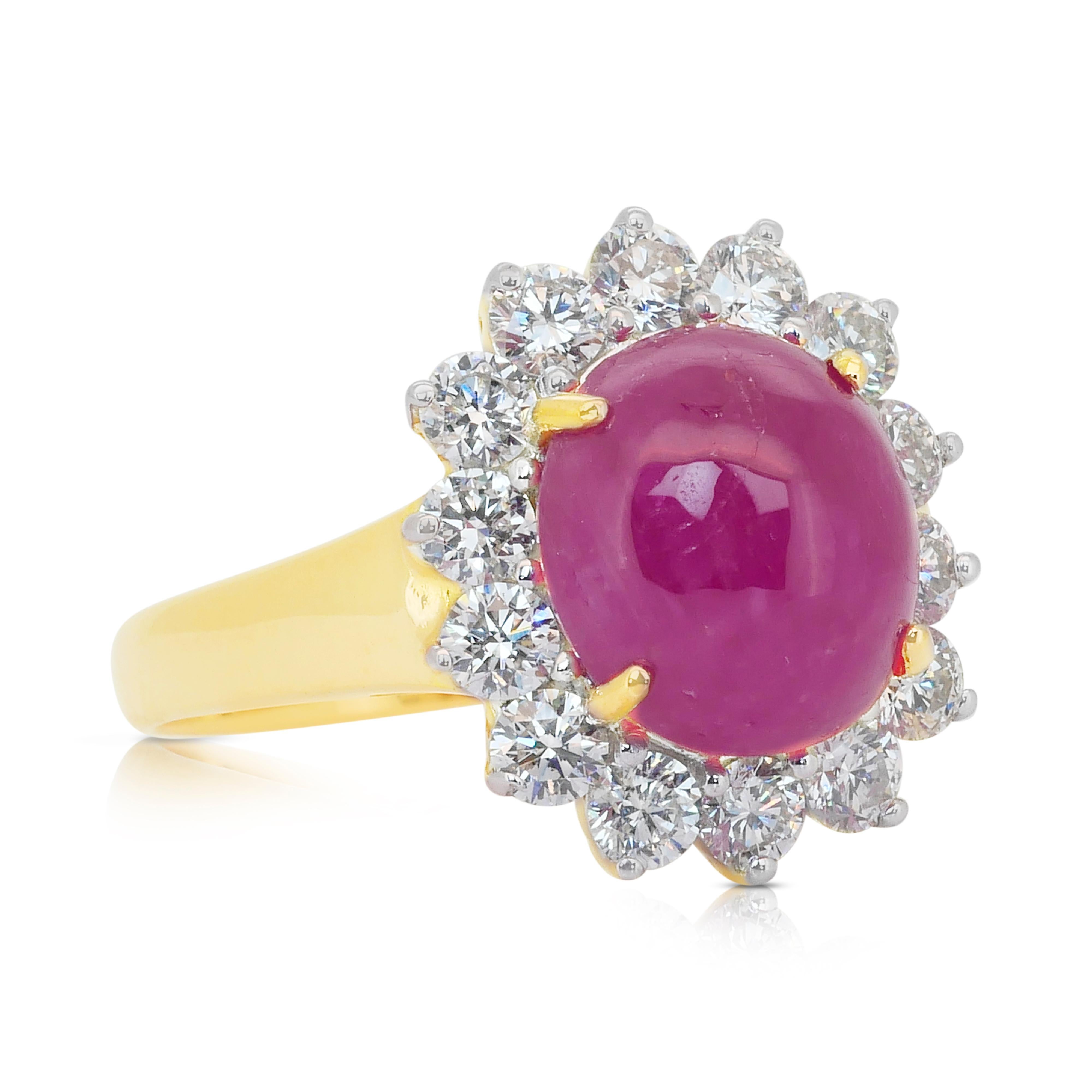 Taille ovale Impeccable bague cocktail en or jaune 18k avec rubis et diamants de 5,28ct en vente