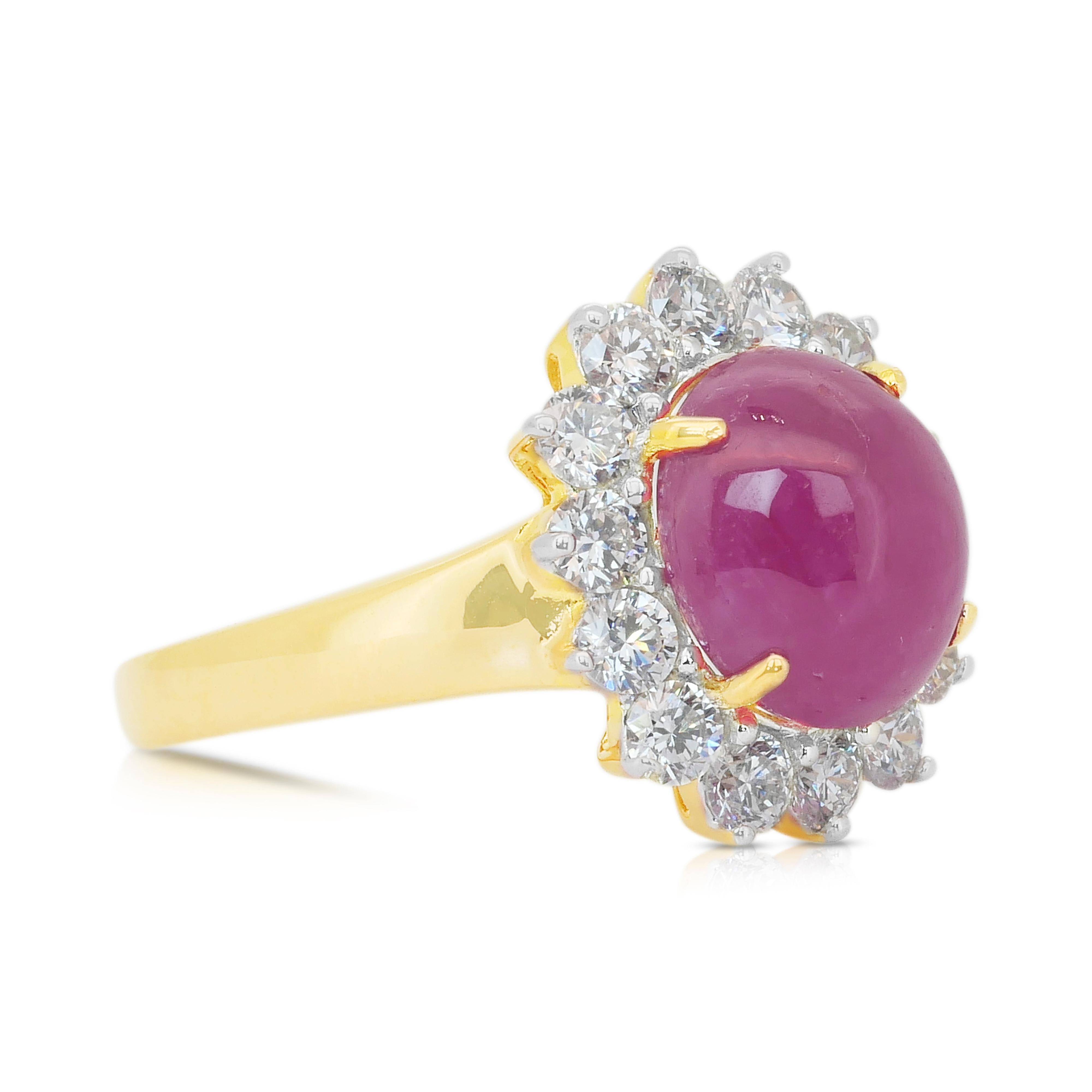 Impeccable bague cocktail en or jaune 18k avec rubis et diamants de 5,28ct Neuf - En vente à רמת גן, IL