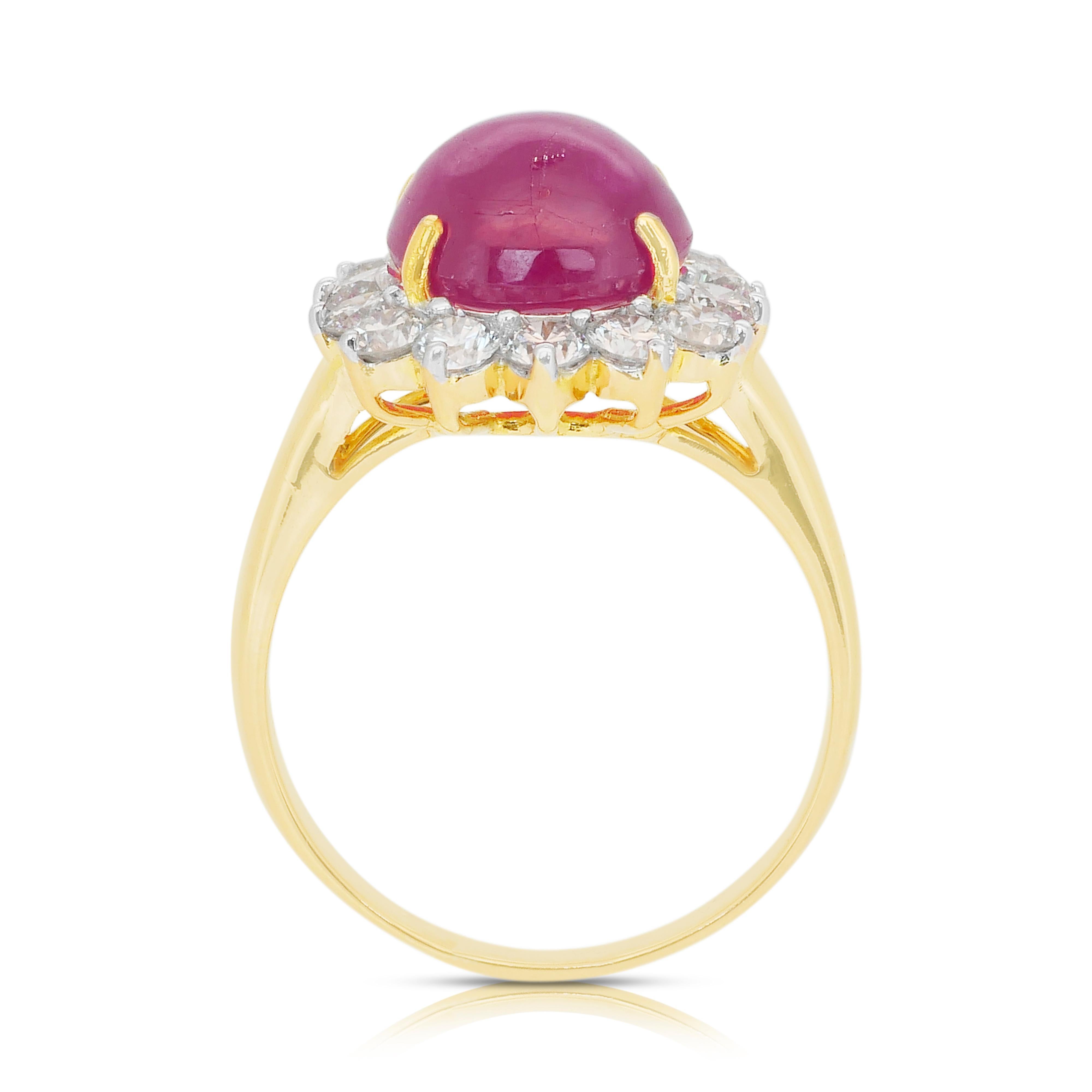 Impeccable bague cocktail en or jaune 18k avec rubis et diamants de 5,28ct en vente 4