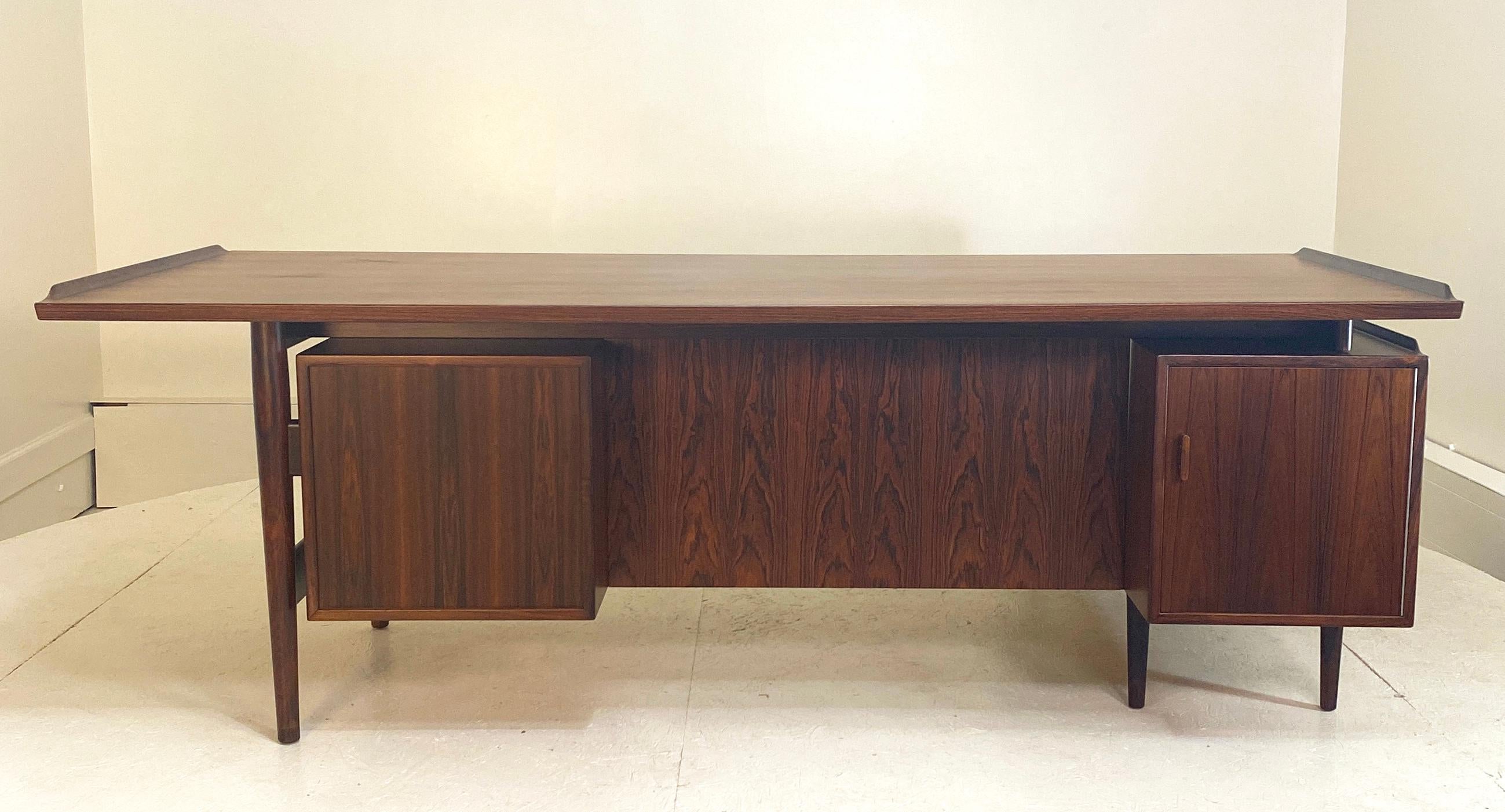Impeccable and Complete Arne Vodder Desk and Return in Rosewood In Excellent Condition In South Charleston, WV