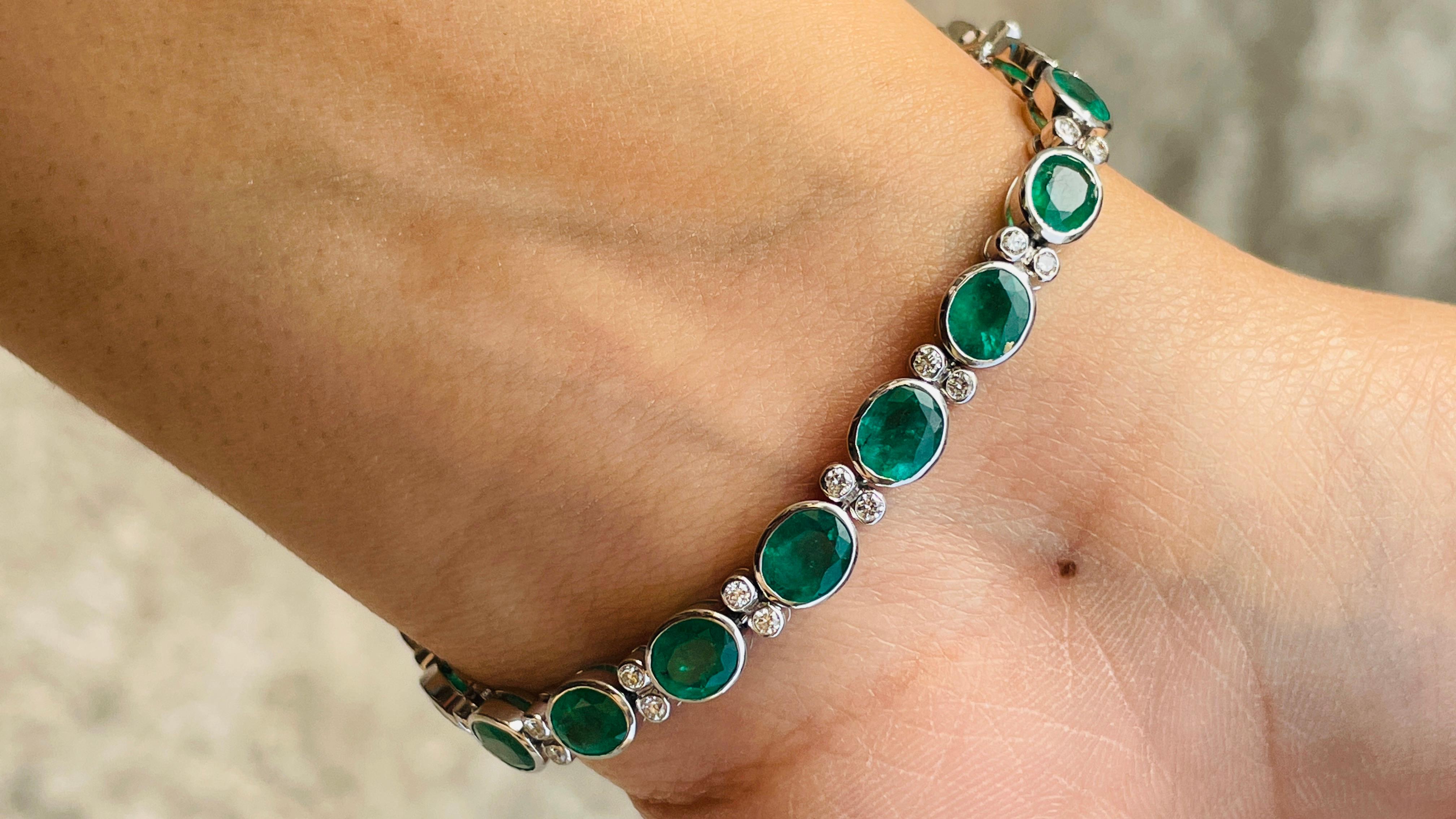Oval Cut Impeccable Art Deco Style Emerald and Diamond Bracelet in 18 Karat White Gold   For Sale