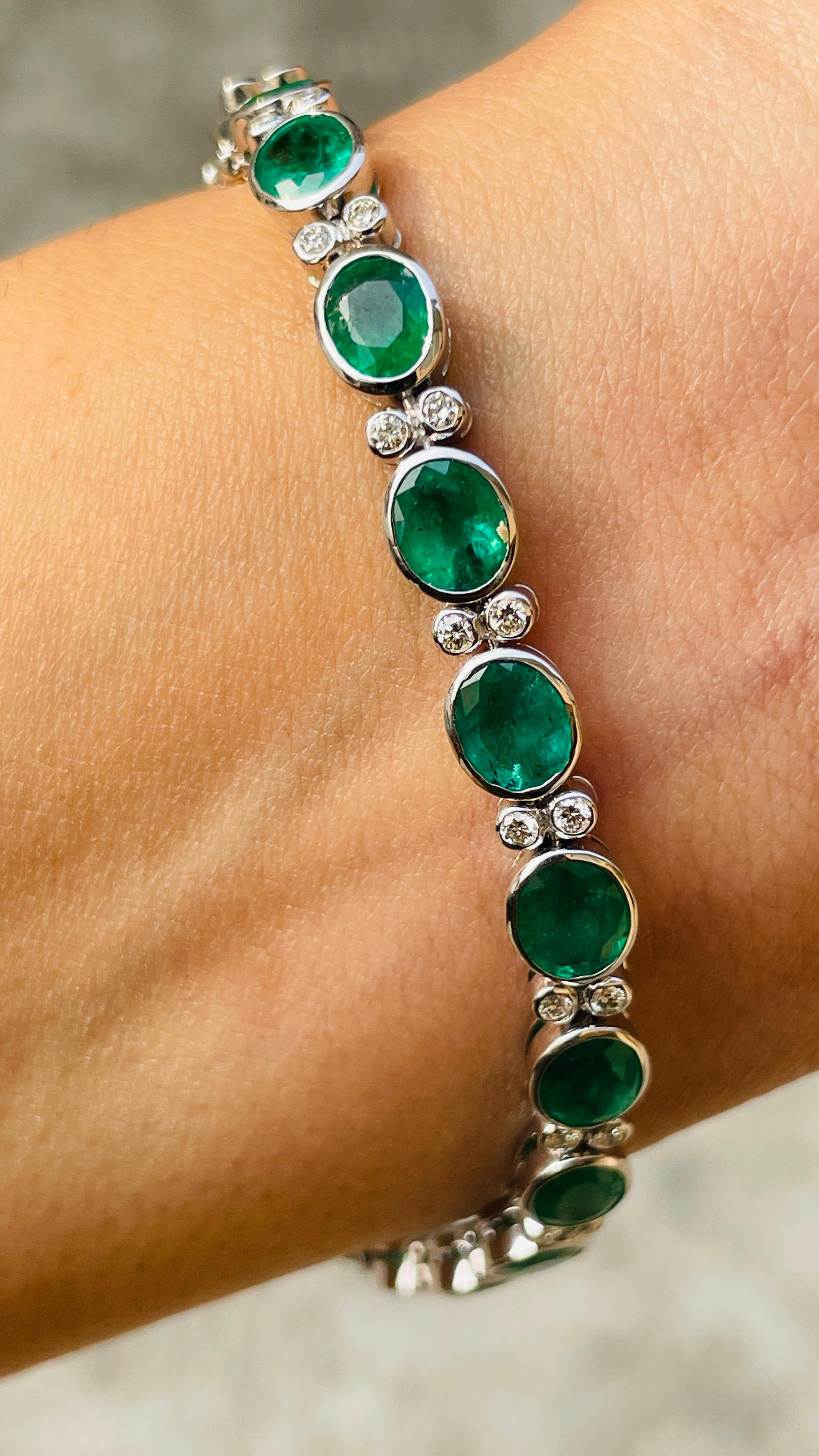 Women's Impeccable Art Deco Style Emerald and Diamond Bracelet in 18 Karat White Gold   For Sale