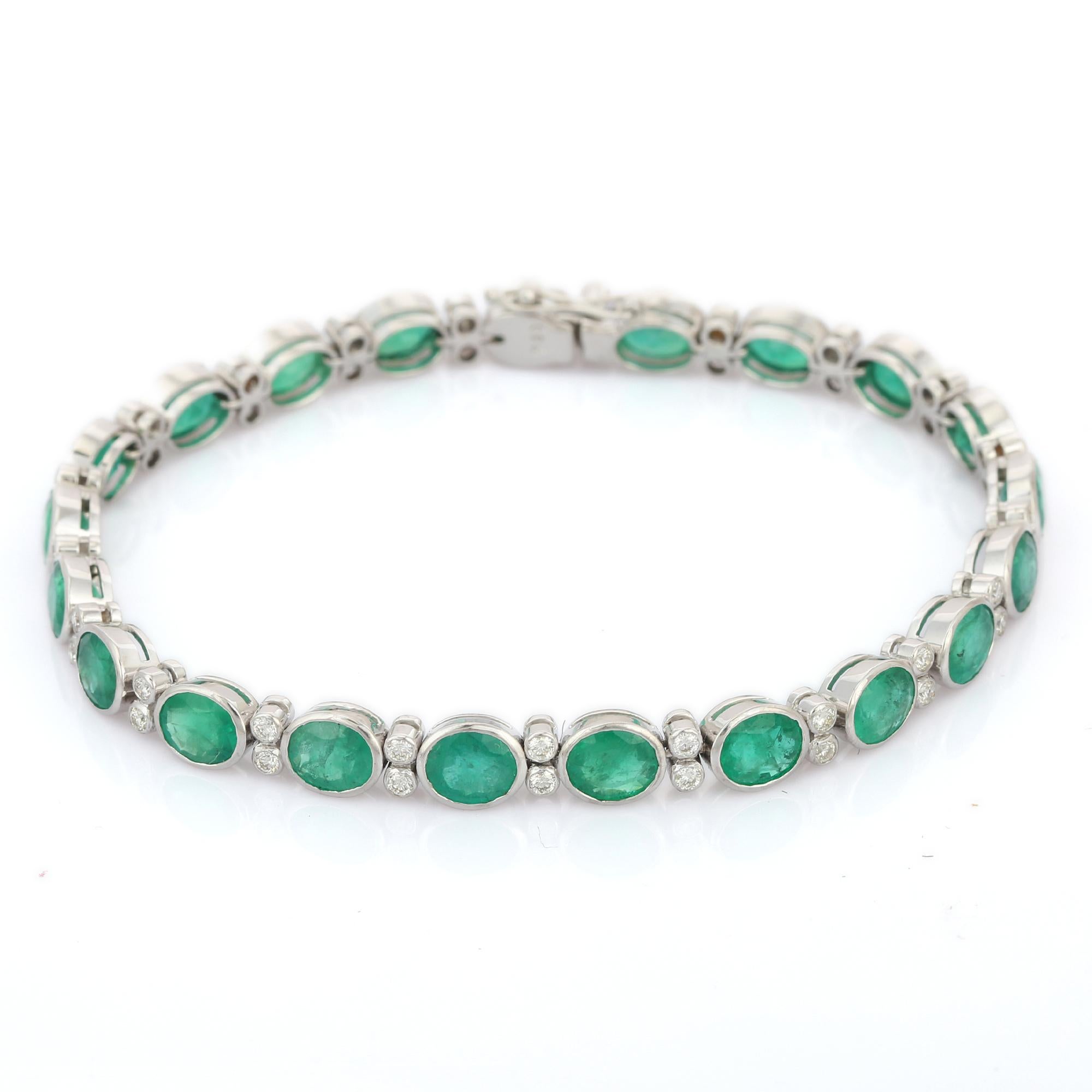 Impeccable Art Deco Style Emerald and Diamond Bracelet in 18 Karat White Gold   For Sale 1