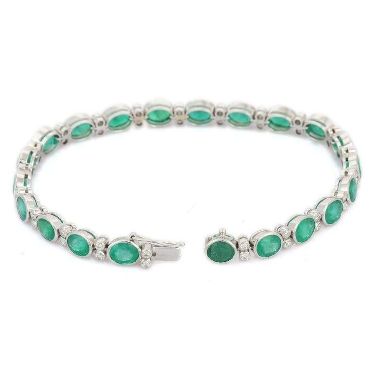 Impeccable Art Deco Style Emerald and Diamond Bracelet in 18 Karat White Gold For Sale 3