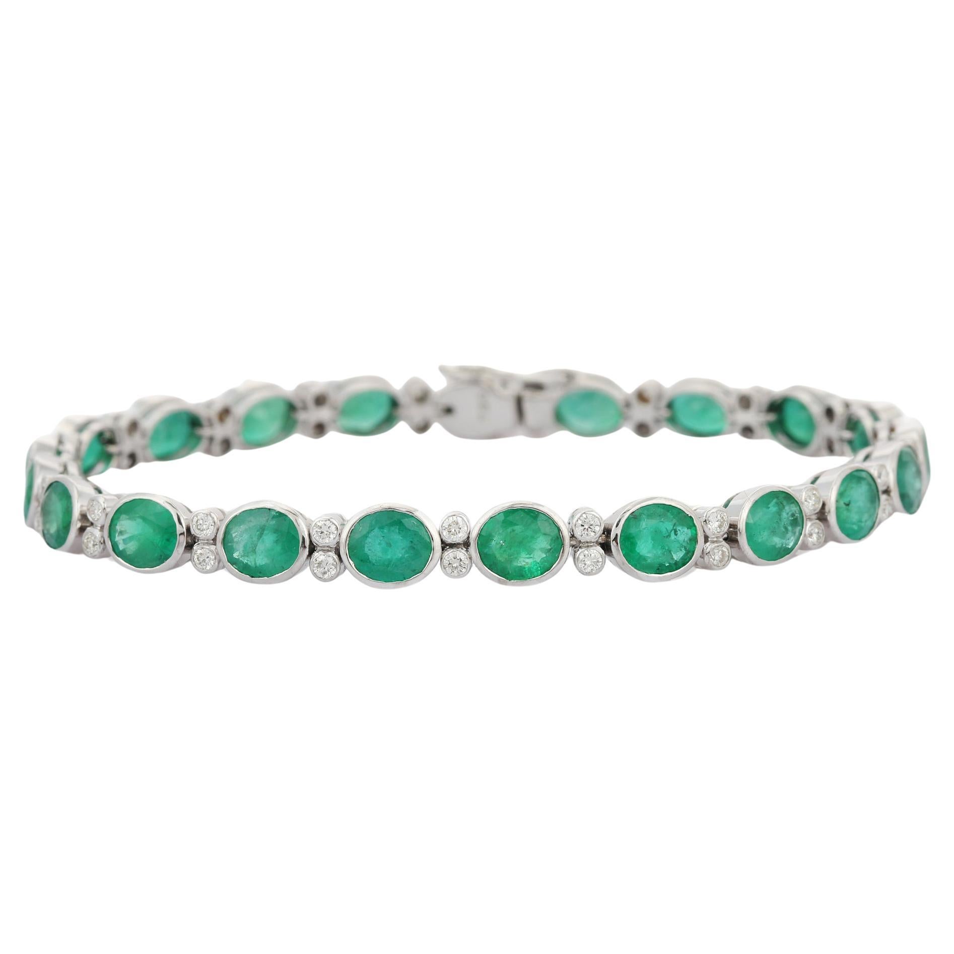 Impeccable Art Deco Style Emerald and Diamond Bracelet in 18 Karat White Gold   For Sale