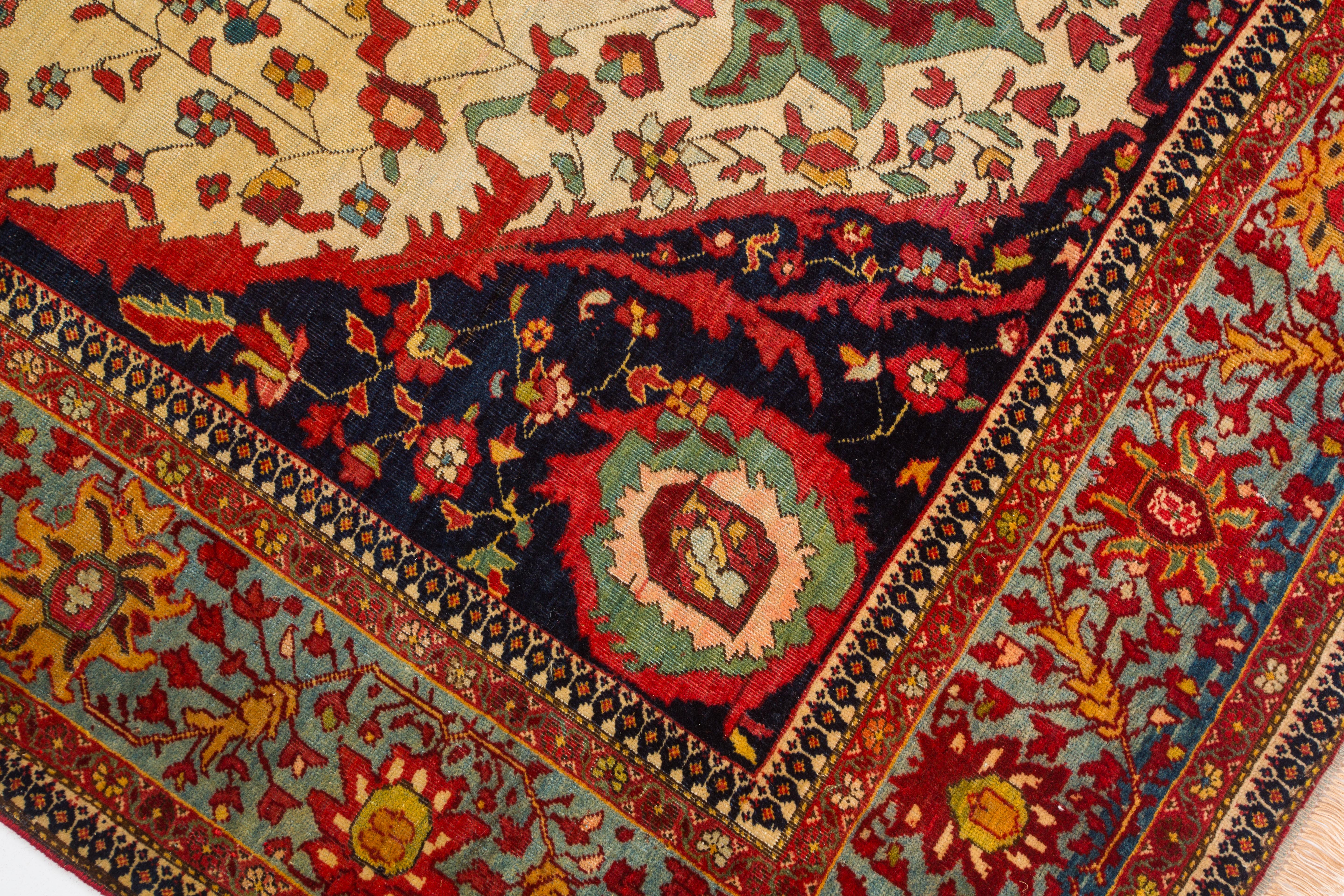 Erworben von einem schwedischen Sammler

Ferahan-Sarouk-Teppiche, die um 1850-1900 im Großraum Arak (Stadt) hergestellt wurden, genießen zu Recht den Ruf, zu den begehrtesten und phantasievollsten fein gewebten Teppichen in Persien zu gehören. Um