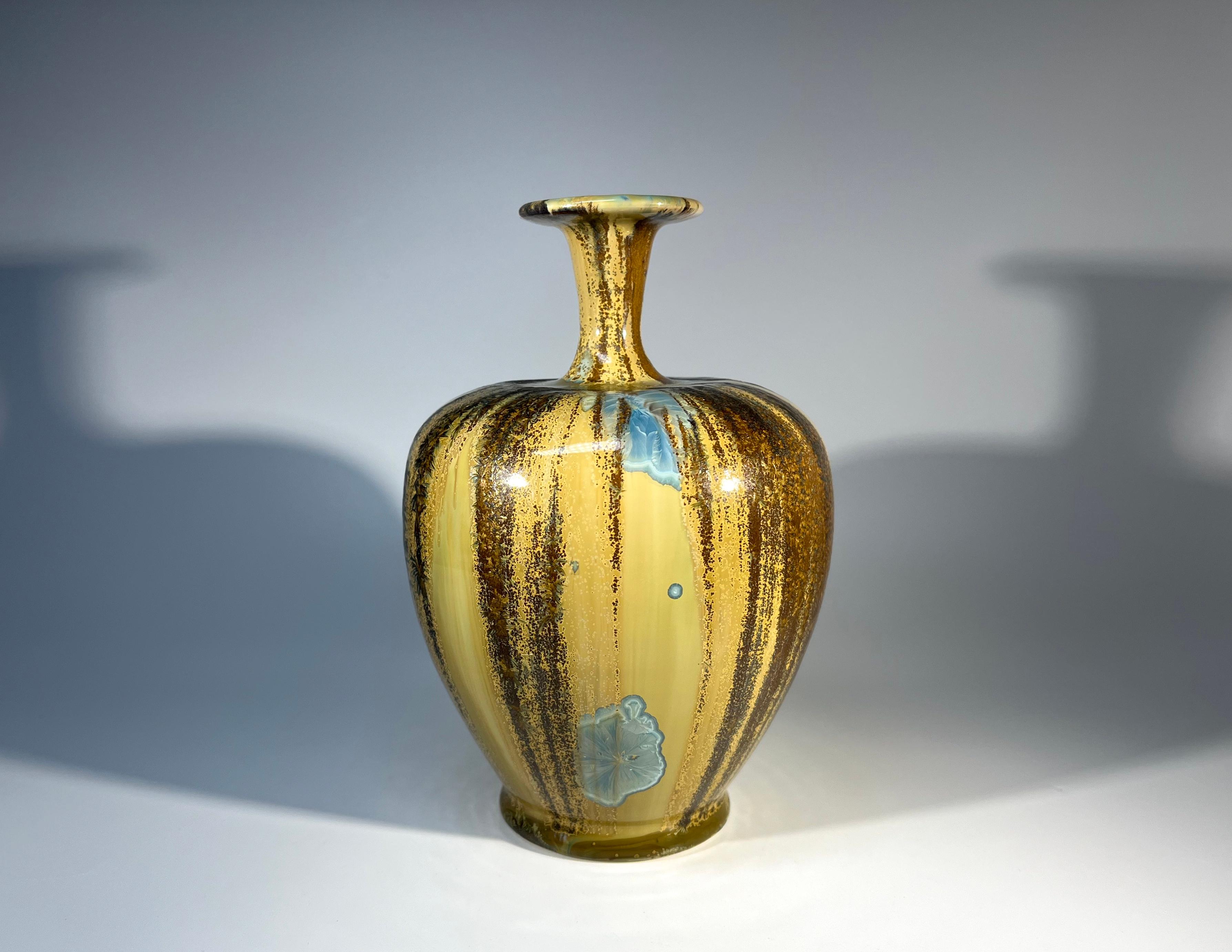 Wunderschöne Vase mit kristalliner Glasur von dem englischen Kunsthandwerker Maurice Young von der Sussex Guild 
Warme Töne von Karamell und Honigbraun, gekühlt durch eisige blassblaue Kristalle
Ein hervorragendes Beispiel für die Kreativität
