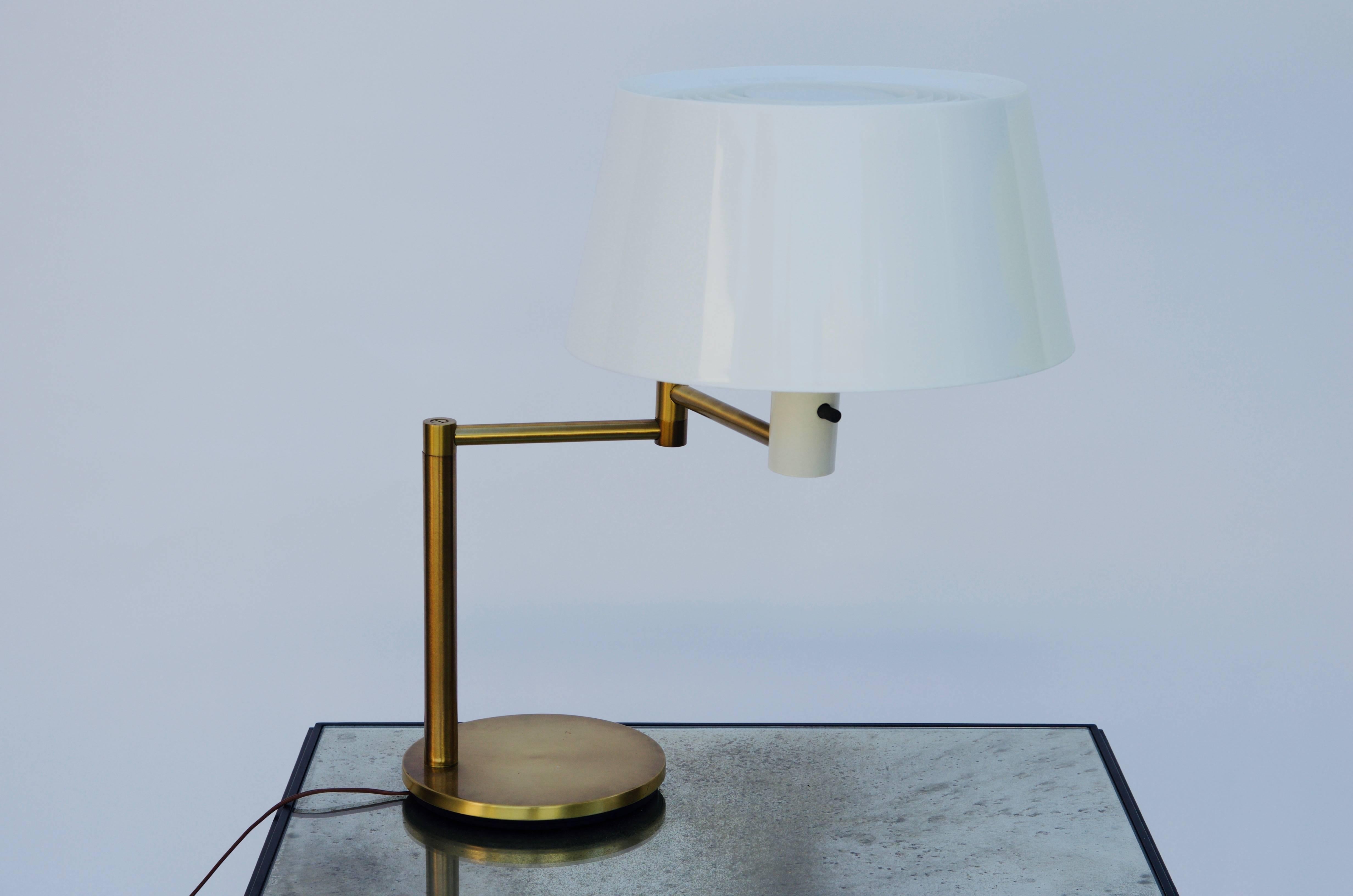 Impeccable extendable arm Lumilux study lamp by Gerald Thurston for Lightolier. Brushed brass base with original one-piece molded shade-diffuser in excellent condition, circa 1970.