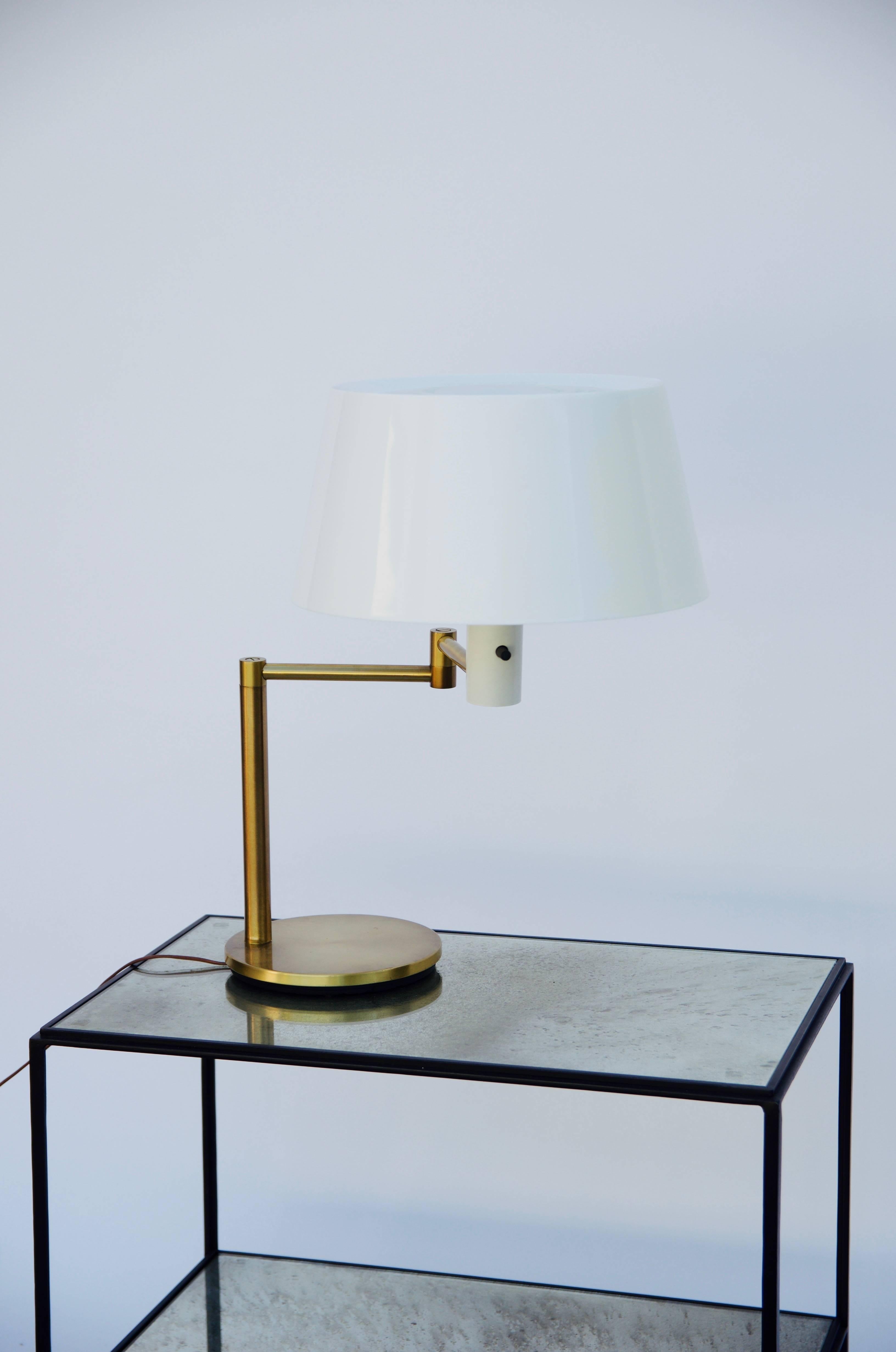 Mid-Century Modern Impeccable Extendable Arm Lumilux Study Lamp by Gerald Thurston for Lightolier For Sale