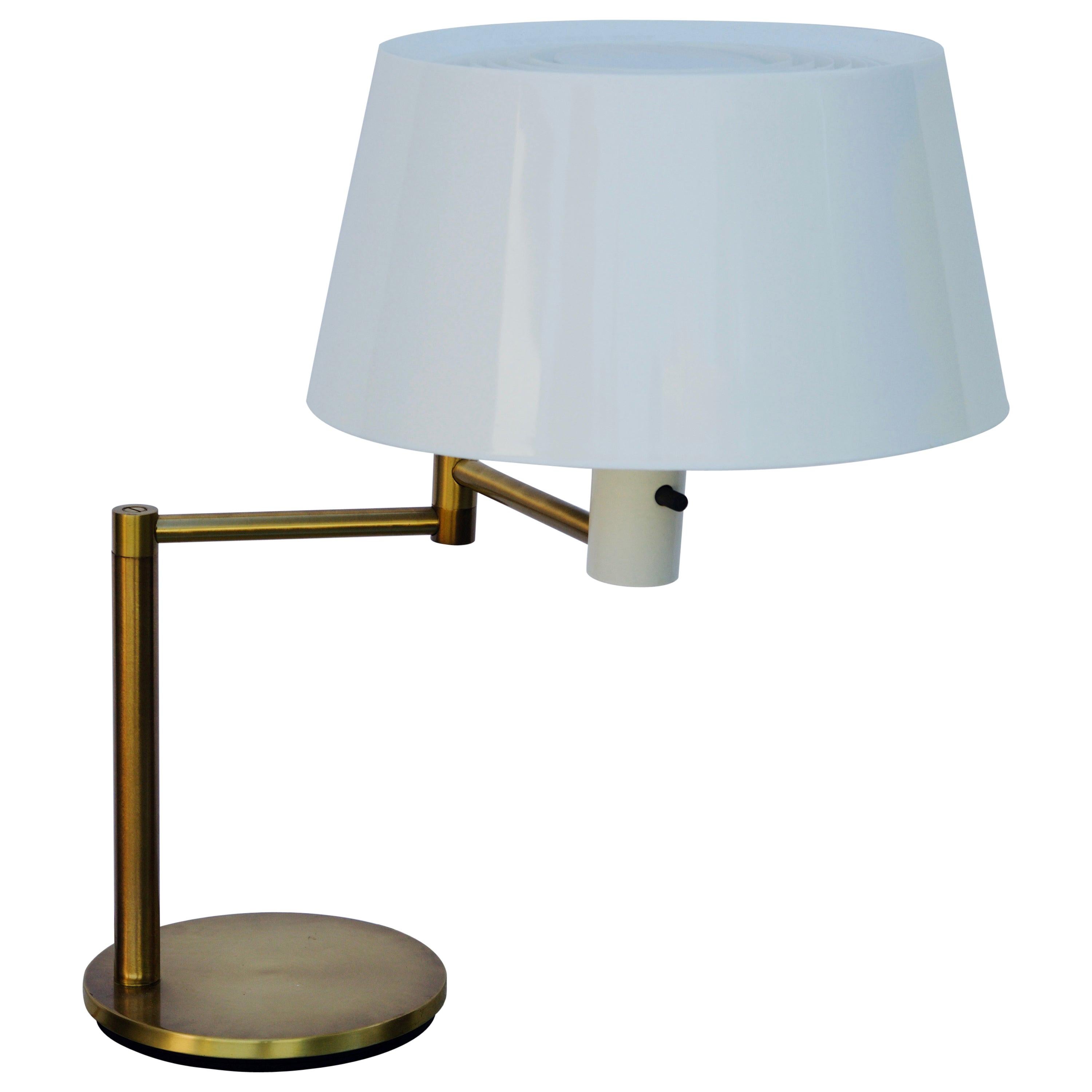 Impeccable Extendable Arm Lumilux Study Lamp by Gerald Thurston for Lightolier For Sale