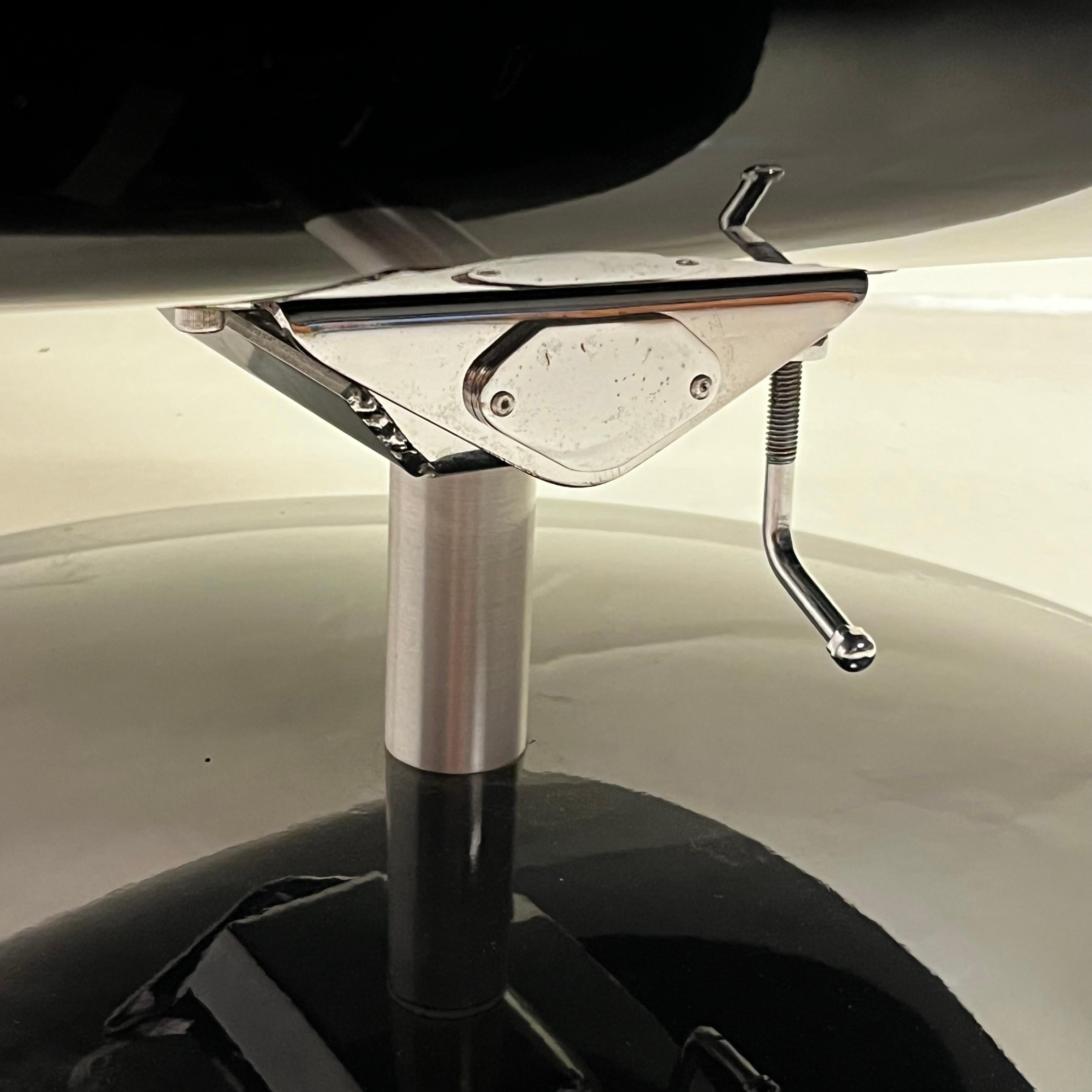 Impeccable Fauteuil pivotant en cuir Gaivota de Ricardo Fasanello en vente 3