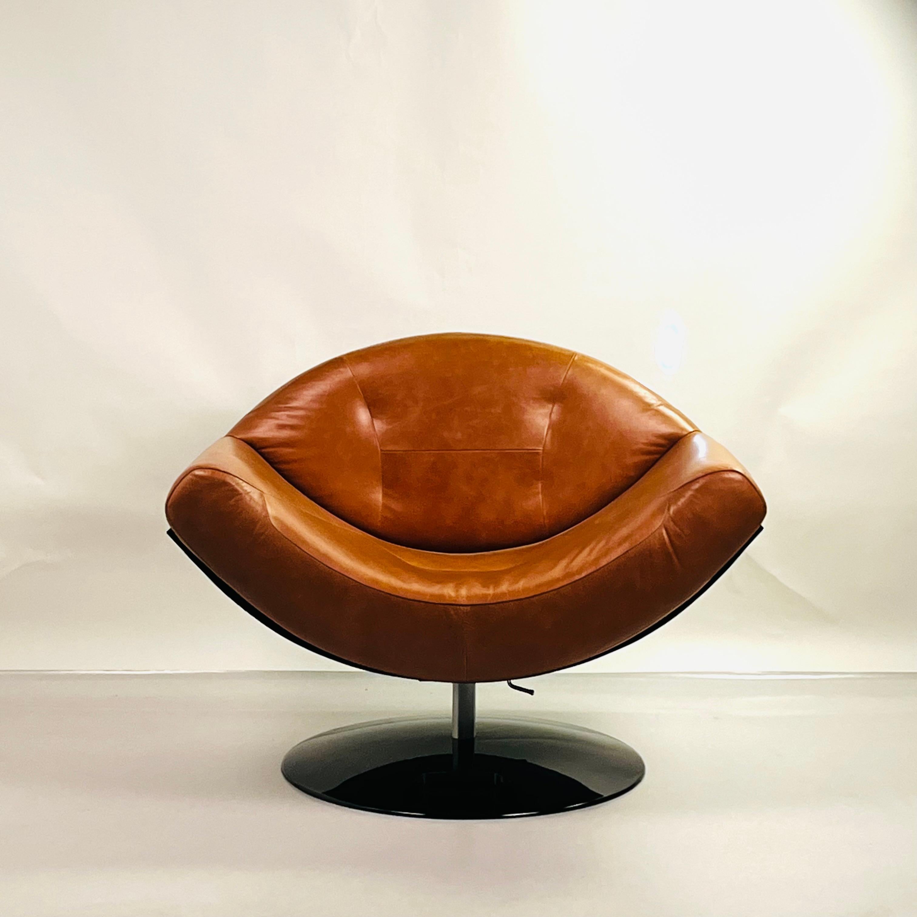 Postmoderne Impeccable Fauteuil pivotant en cuir Gaivota de Ricardo Fasanello en vente