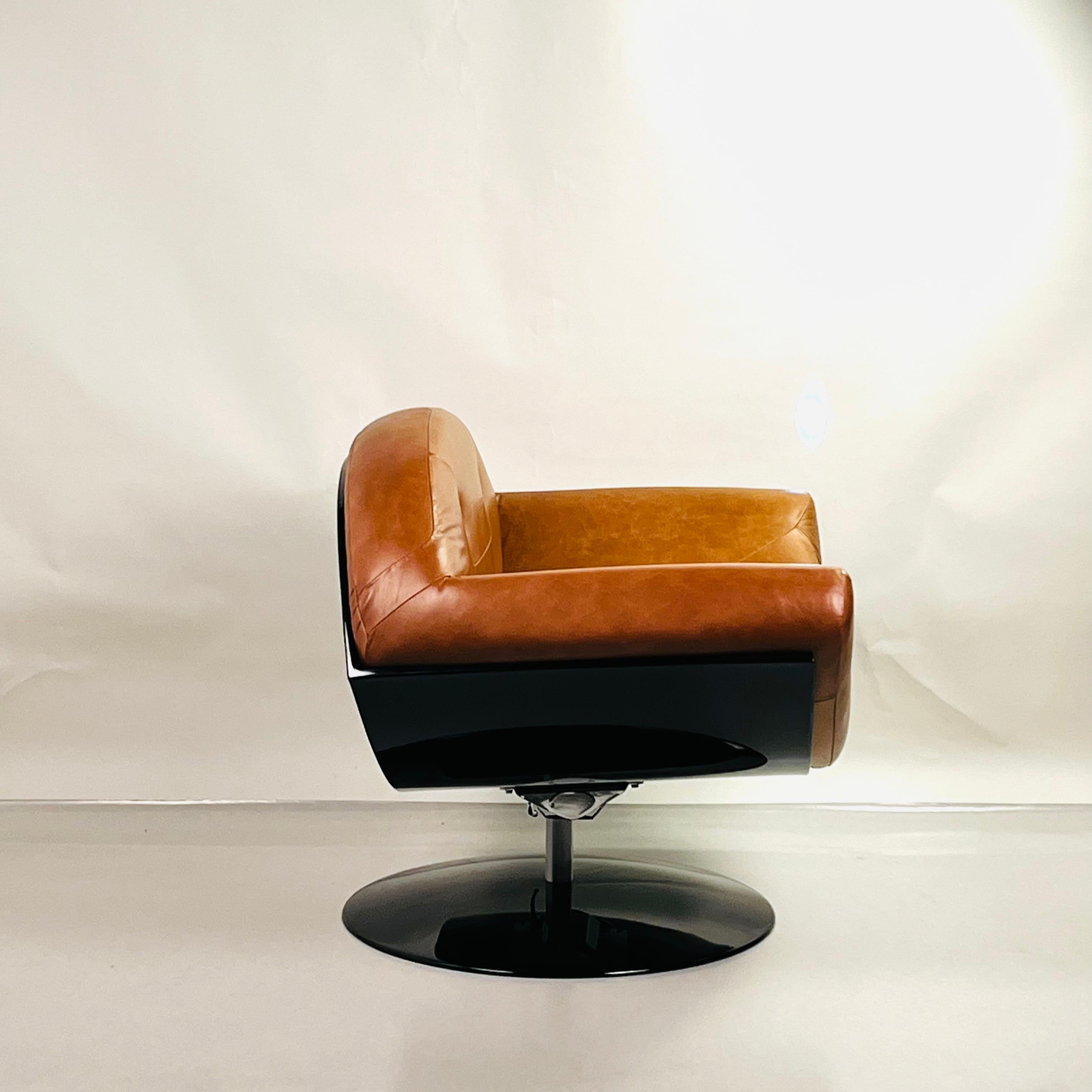 Brésilien Impeccable Fauteuil pivotant en cuir Gaivota de Ricardo Fasanello en vente