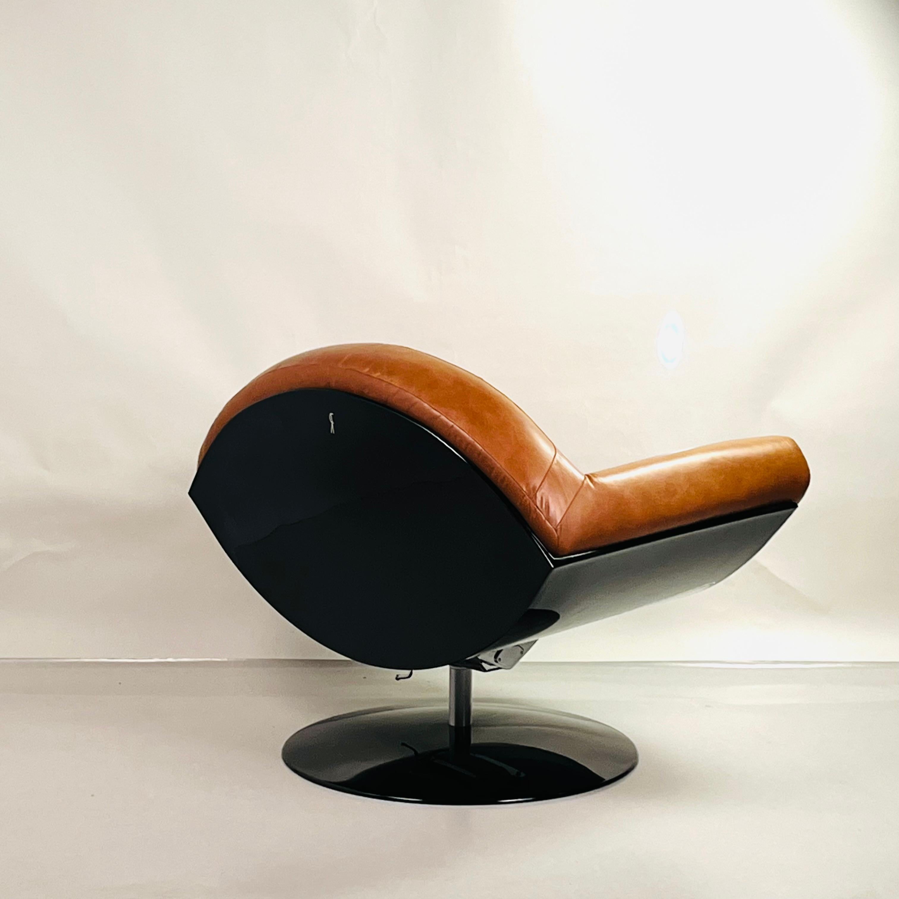Impeccable Fauteuil pivotant en cuir Gaivota de Ricardo Fasanello Excellent état - En vente à Los Angeles, CA