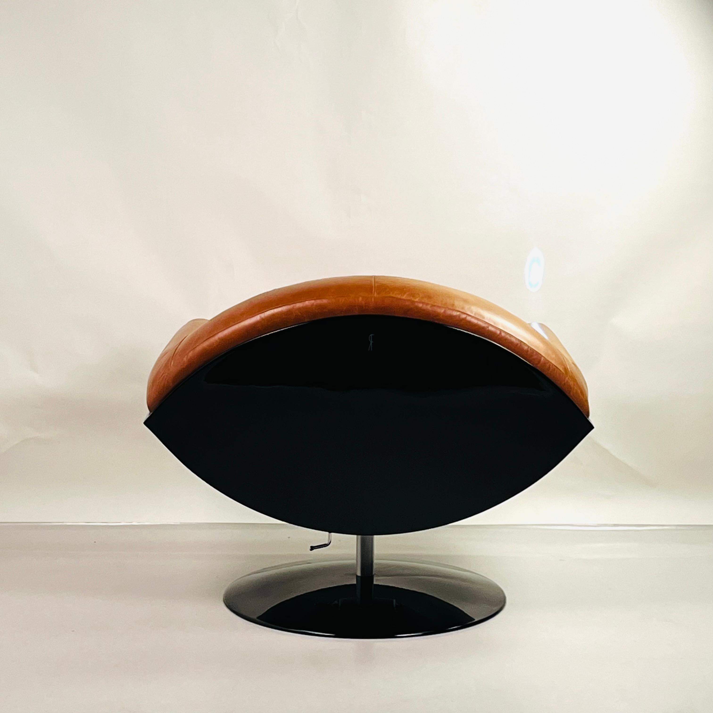 20ième siècle Impeccable Fauteuil pivotant en cuir Gaivota de Ricardo Fasanello en vente