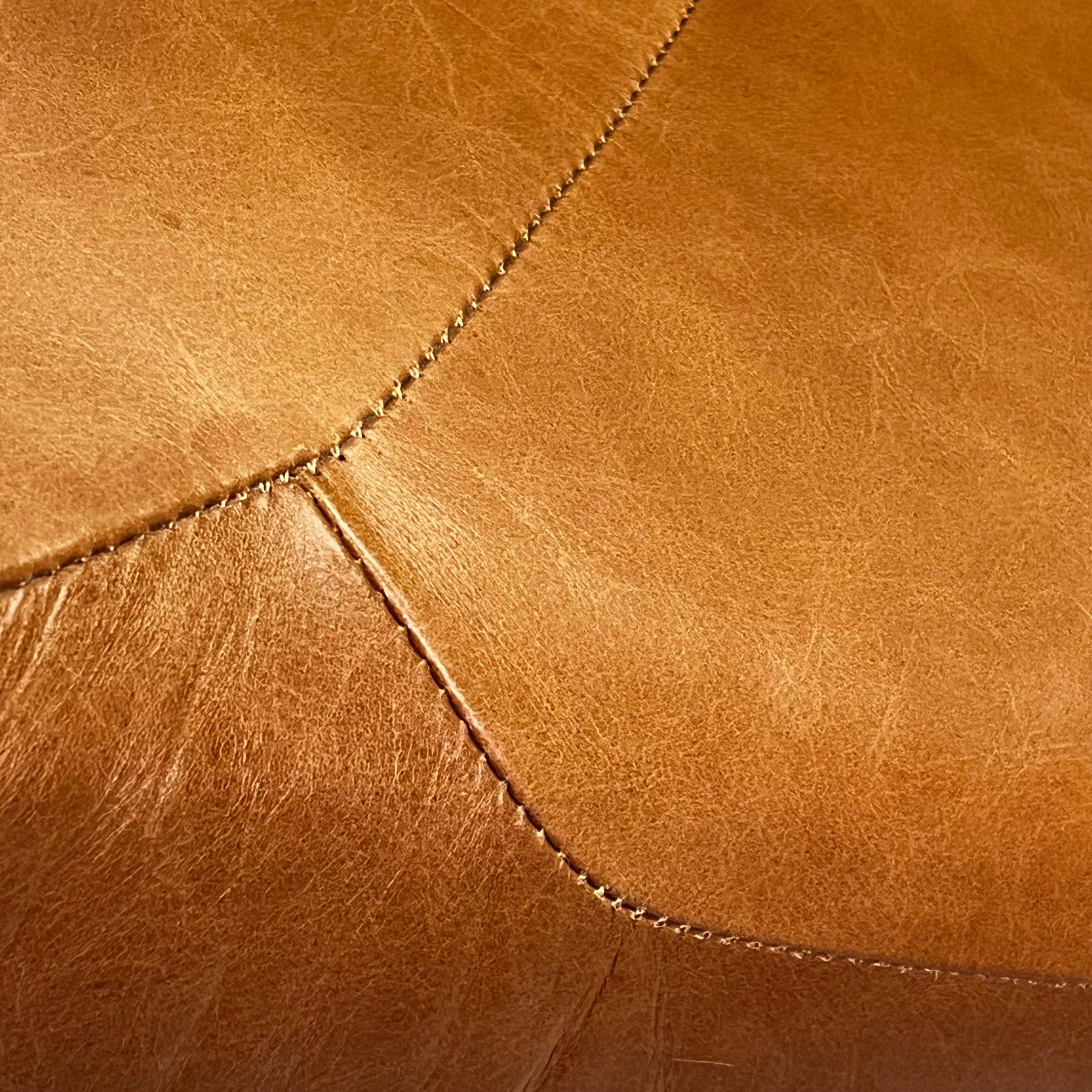 Impeccable Fauteuil pivotant en cuir Gaivota de Ricardo Fasanello en vente 1