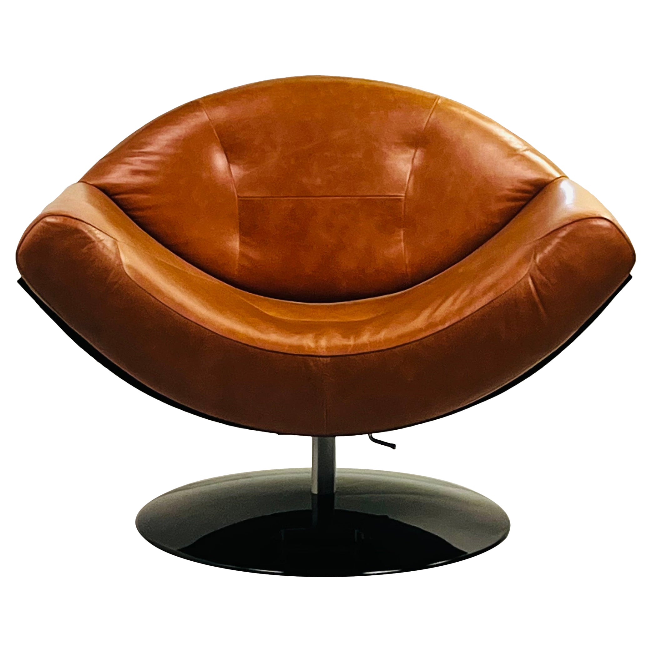 Impeccable Fauteuil pivotant en cuir Gaivota de Ricardo Fasanello en vente
