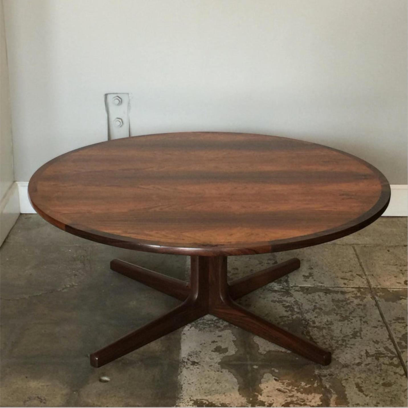 Impeccable Hans C. Andersen Danish rosewood round coffee table.

Stamped: MADE IN DENMARK - HANS C. ANDERSEN.

Rare with such a beautiful wood.

Large, round coffee tables are the best.