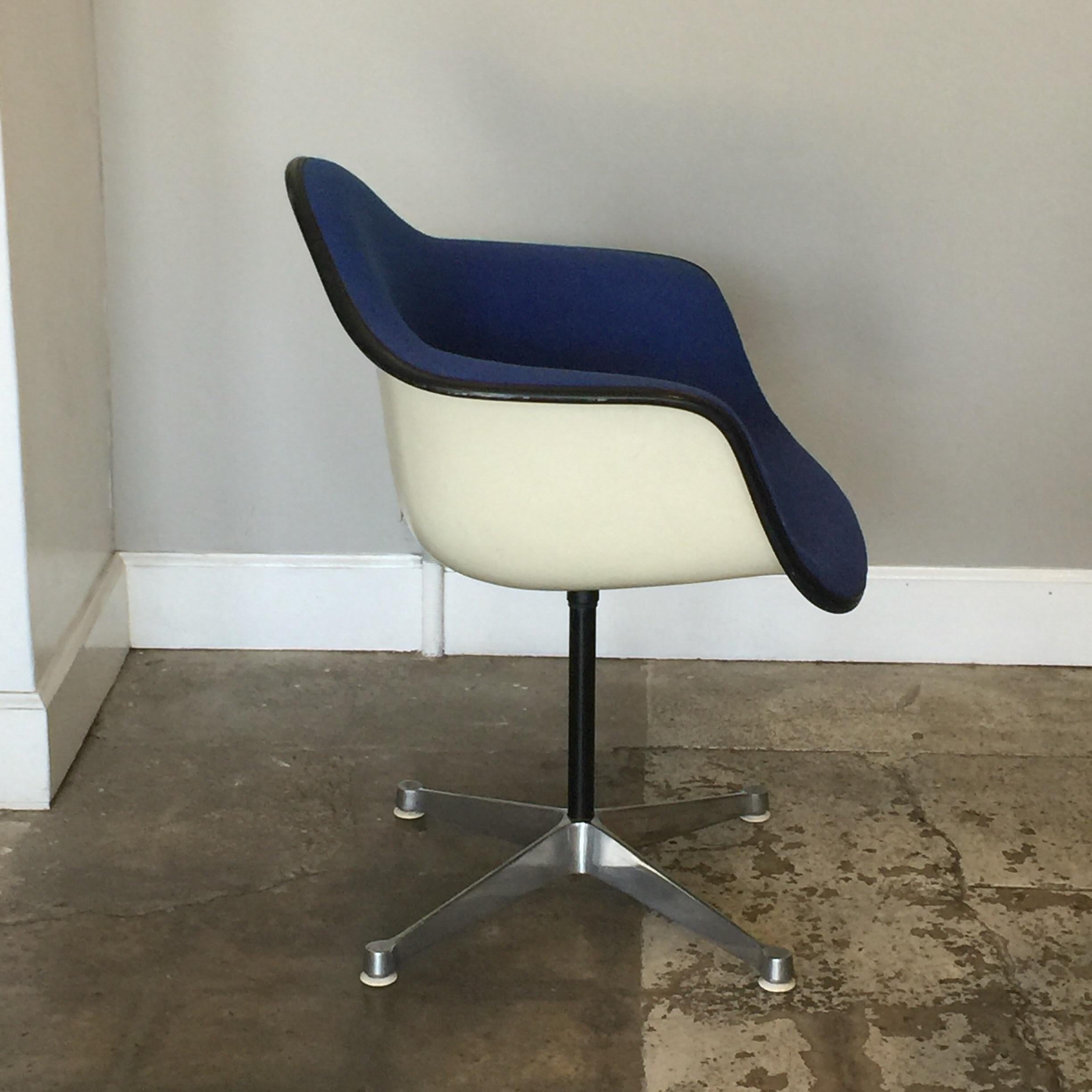 Impeccable fauteuil pivotant moulé de Charles et Ray Eames pour Herman Miller.

Modèle de base de l'entrepreneur.