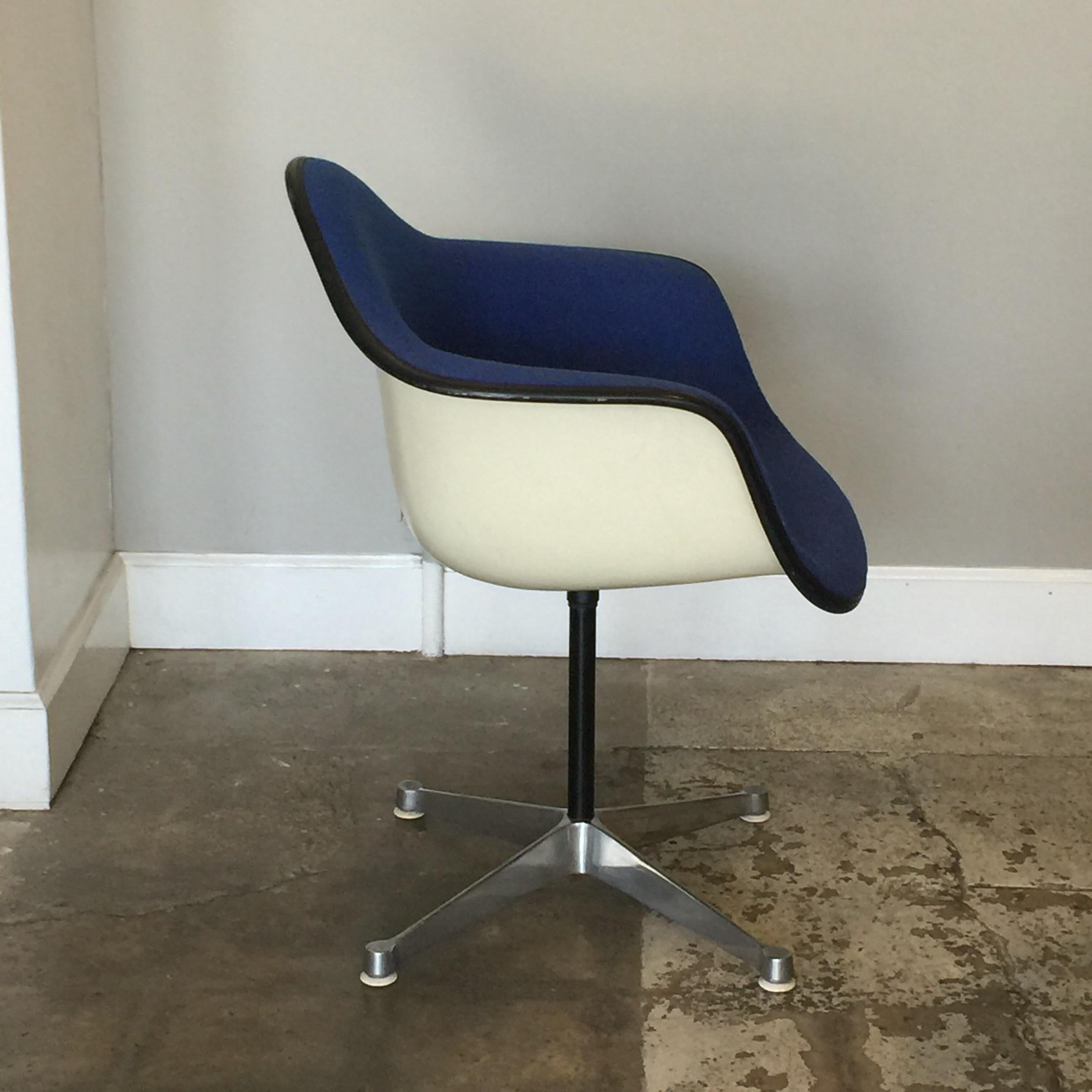 Impeccable molded swiveling armchair by Charles and Ray Eames for Herman Miller.

Contractor base model.