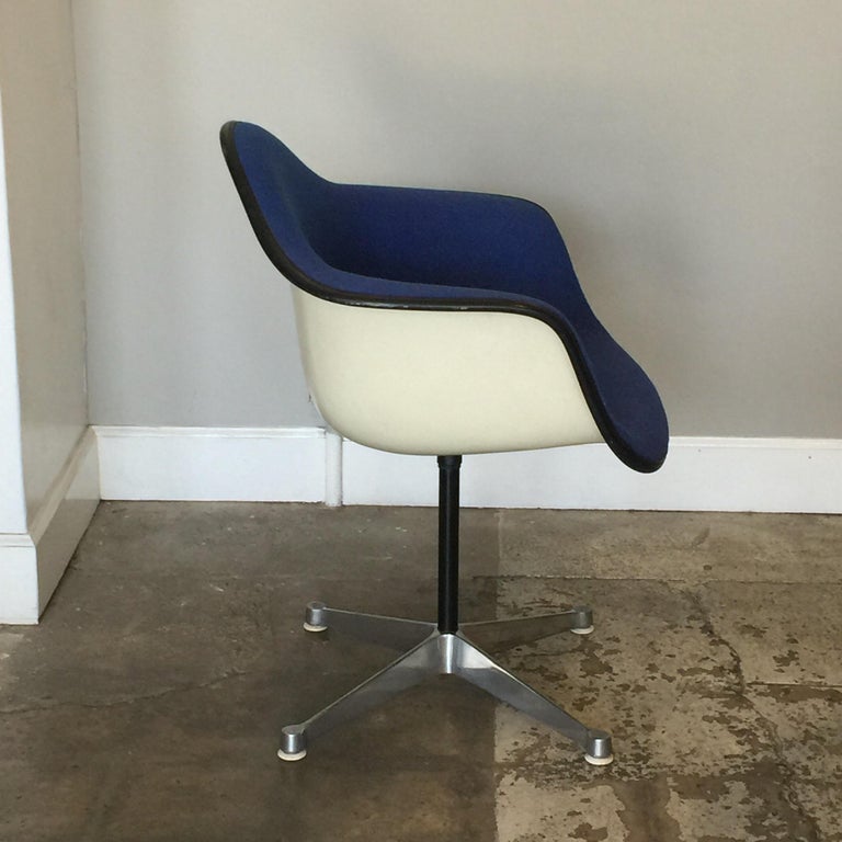 Impeccable molded swiveling armchair by Charles and Ray Eames for Herman Miller.

Contractor base model.