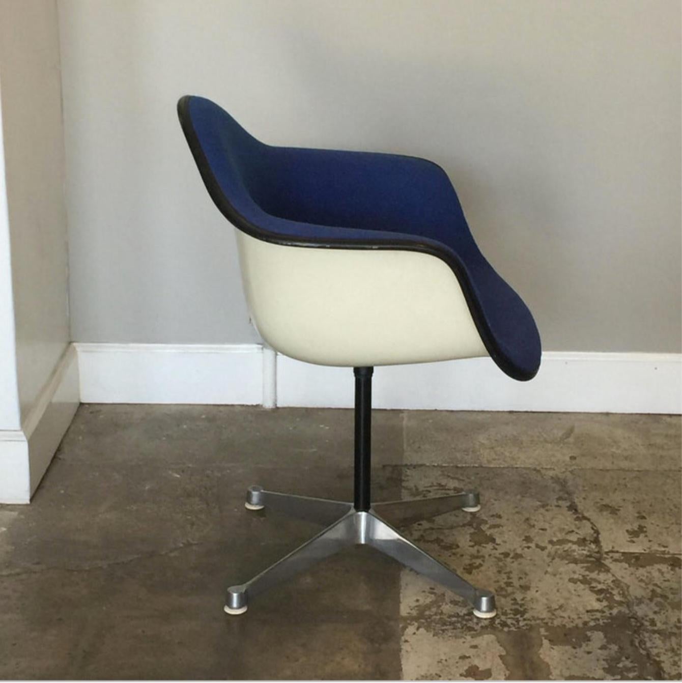 Impeccable molded swiveling armchair by Charles and Ray Eames for Herman Miller.

Contractor base model.