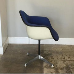 Charles und Ray Eames: Atemberaubender, geformter, drehbarer Sessel