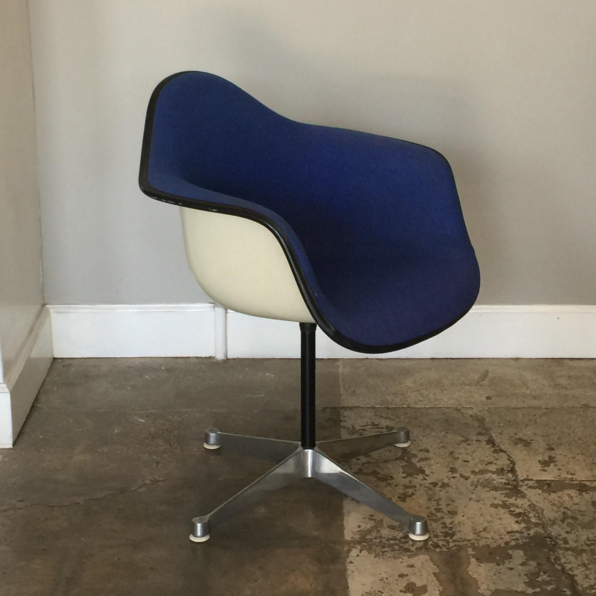 Mid-Century Modern Impeccable fauteuil pivotant moulé de Charles and Ray Eames en vente
