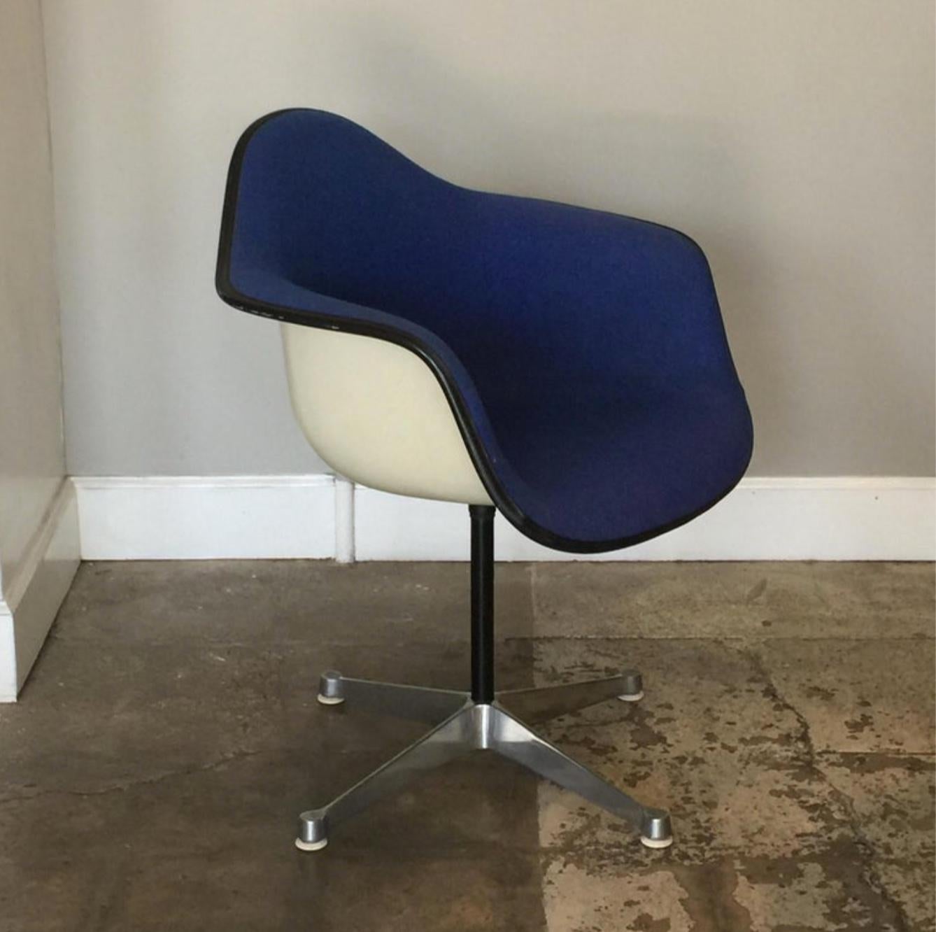 Mid-Century Modern Impeccable Molded Swiveling Armchair by Charles and Ray Eames For Sale