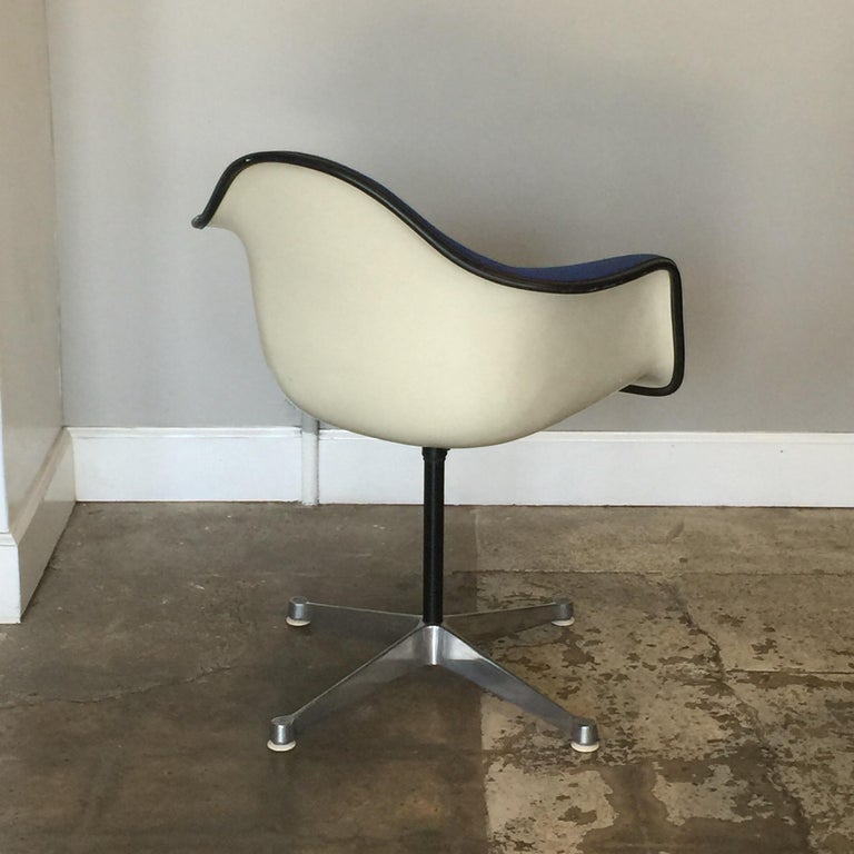 Impeccable Molded Swiveling Armchair by Charles and Ray Eames In Excellent Condition For Sale In Los Angeles, CA