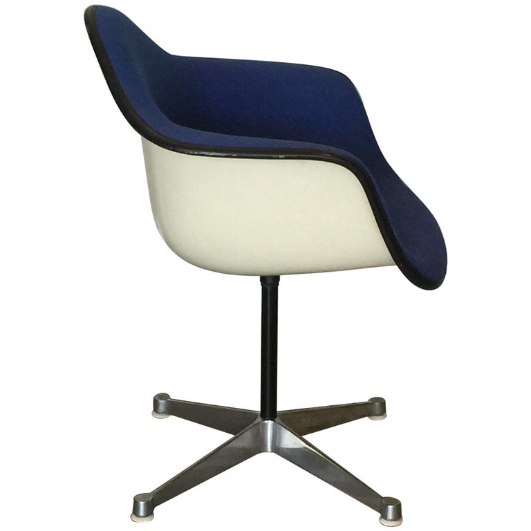 Impeccable Molded Swiveling Armchair by Charles and Ray Eames For Sale