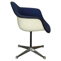 Impeccable Molded Swiveling Armchair by Charles and Ray Eames