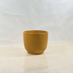 Impeccable Jardinière en céramique émaillée moutarde ou ocre par Gainey Ceramics