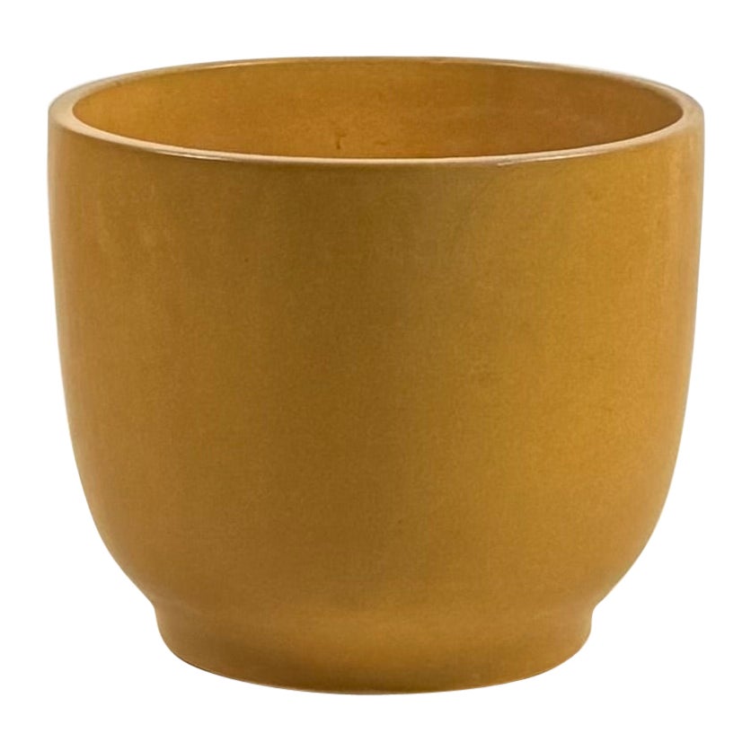 Impeccable Jardinière en céramique émaillée moutarde ou ocre par Gainey Ceramics en vente