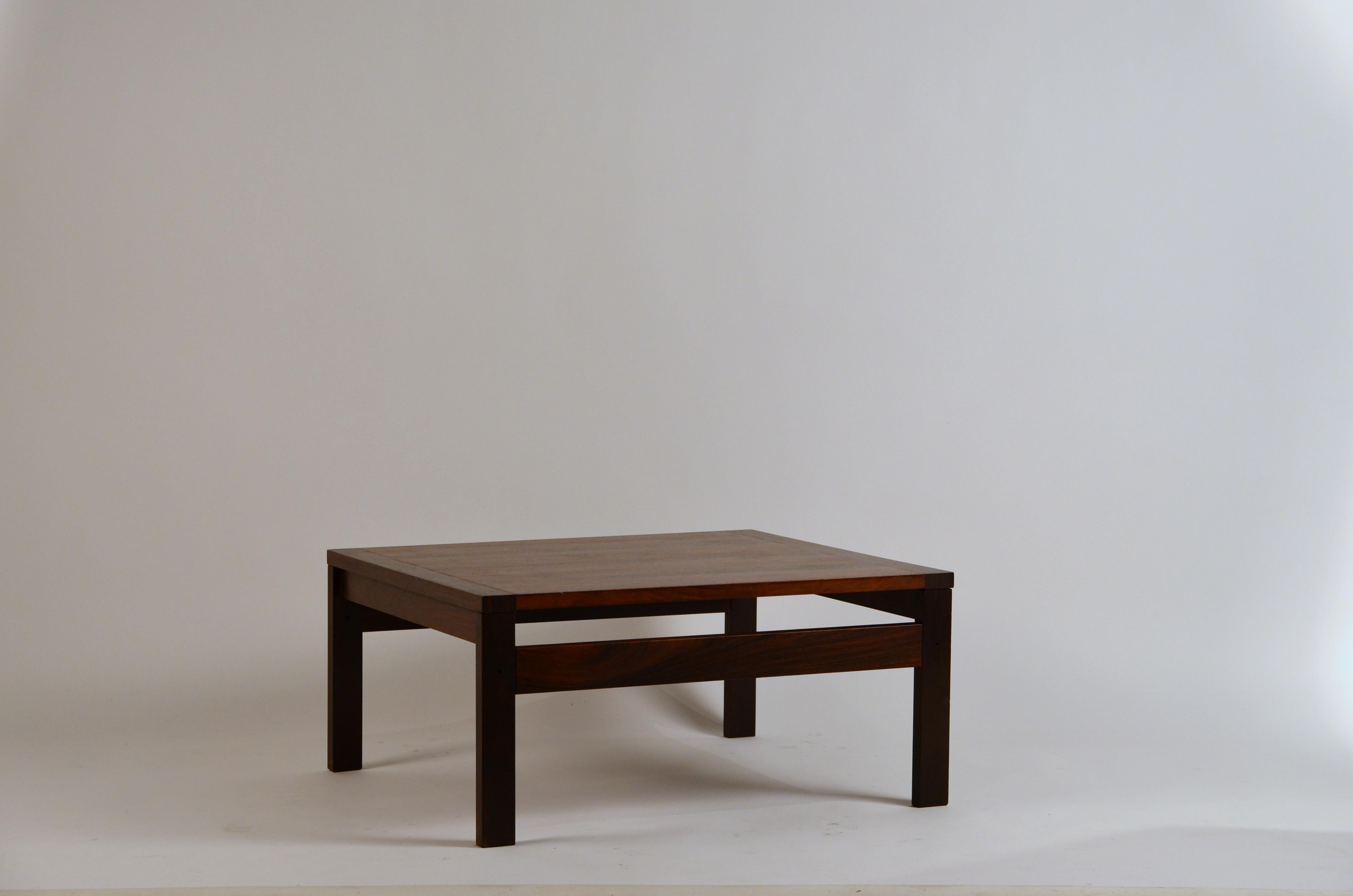 Milieu du XXe siècle Impeccable table en bois de rose d'Ole Gjerløv-Knudsen pour France & Søn en vente