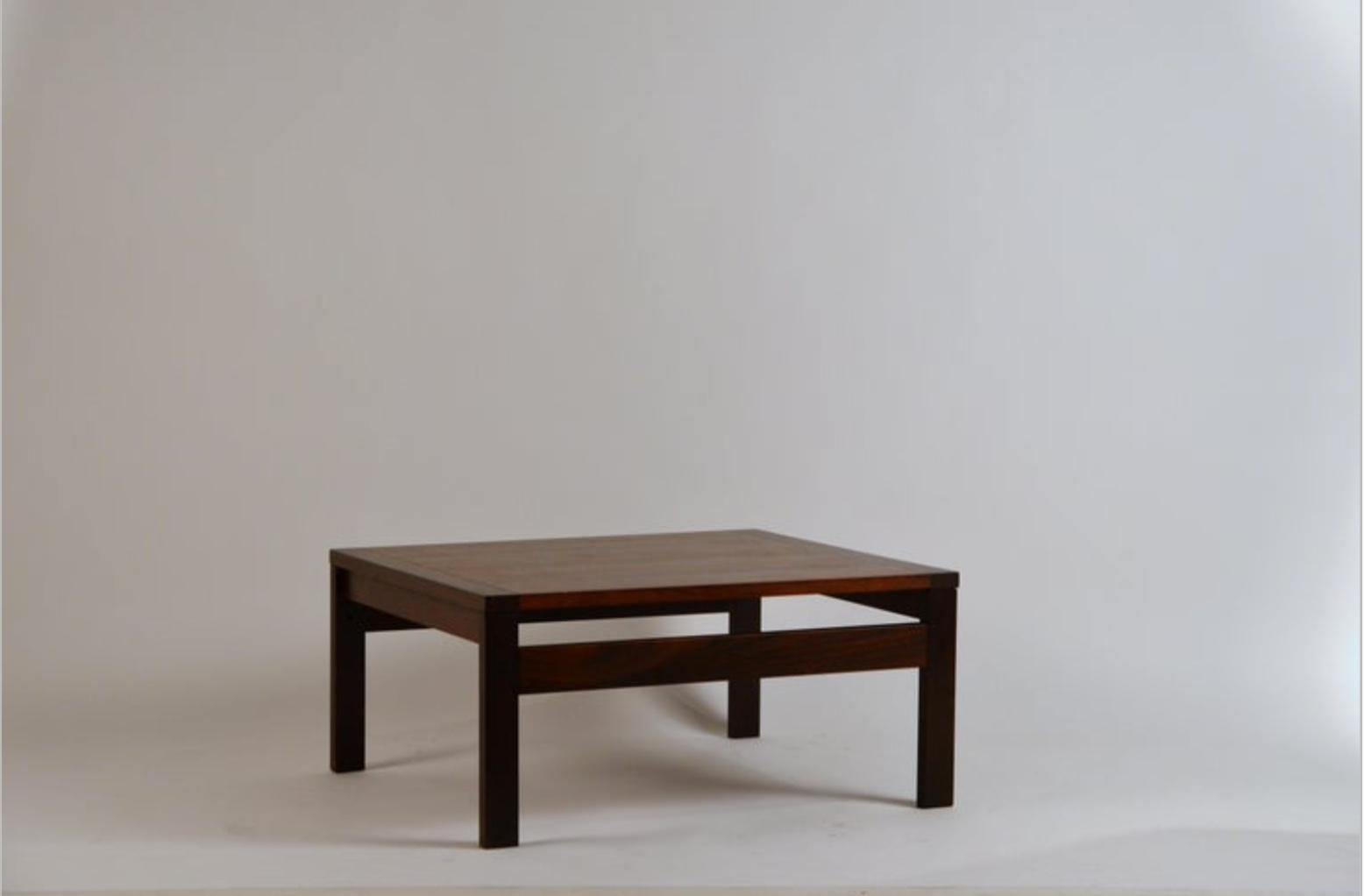 Milieu du XXe siècle Impeccable table en bois de rose par Ole Gjerløv-Knudsen pour France & Søn en vente