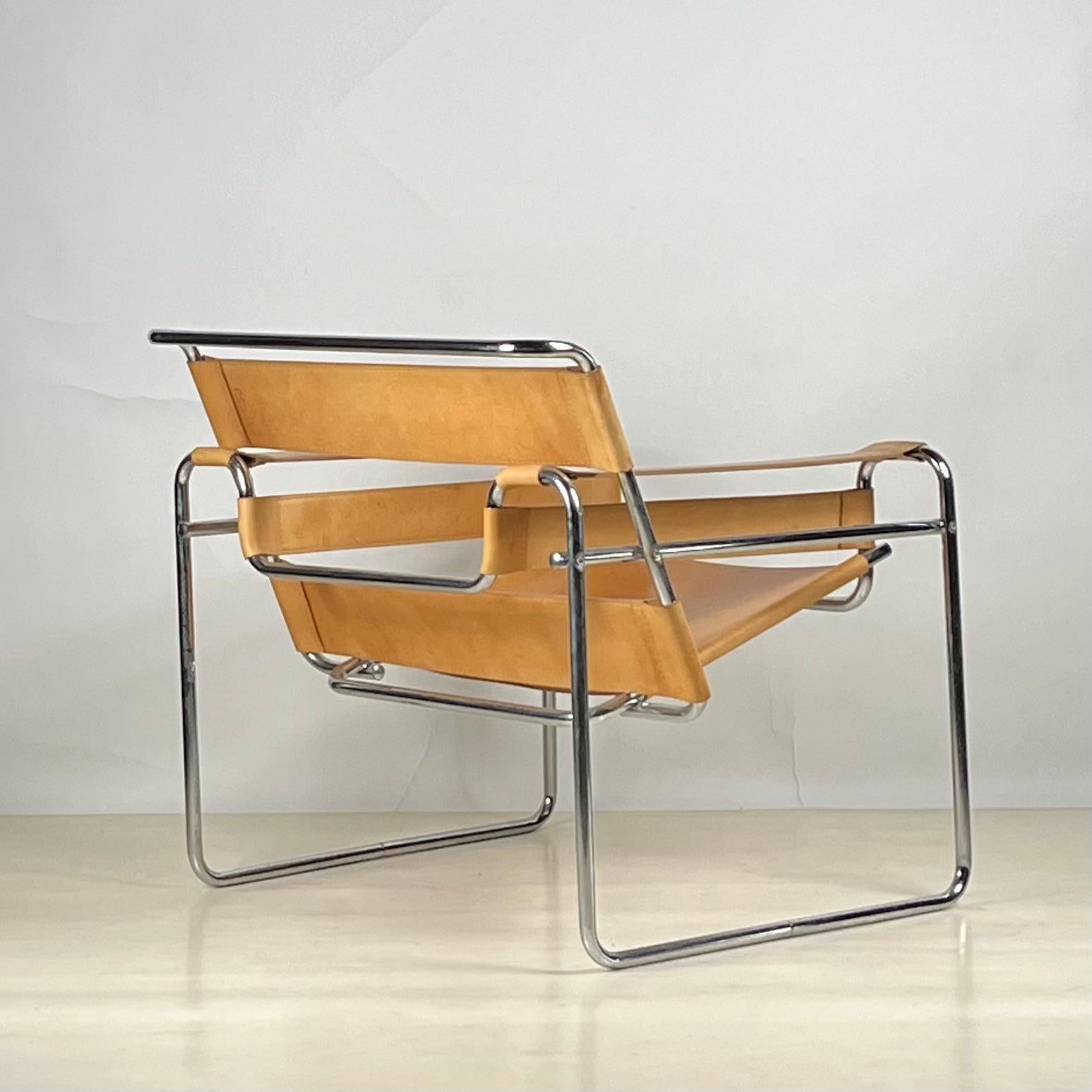 Impeccable Wassily Chair in Natural Tan Leather by Marcel Breuer, Gavina Edition In Excellent Condition In Los Angeles, CA