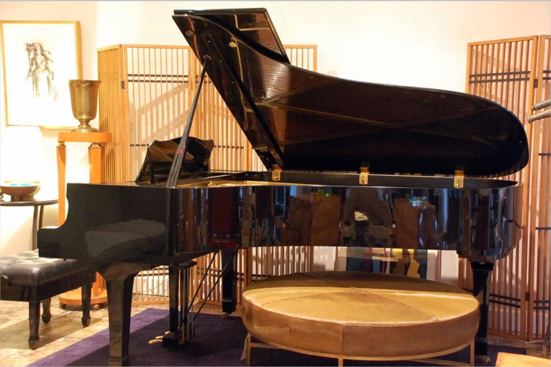 Piano à queue de concert Yamaha C7 laqué noir. Numéro de série Yamaha 2442423.

L'élite des pianos à queue Yamaha de la série C a toujours été reconnue pour la pureté et la richesse de leur tonalité, ainsi que pour leur exceptionnelle gamme
