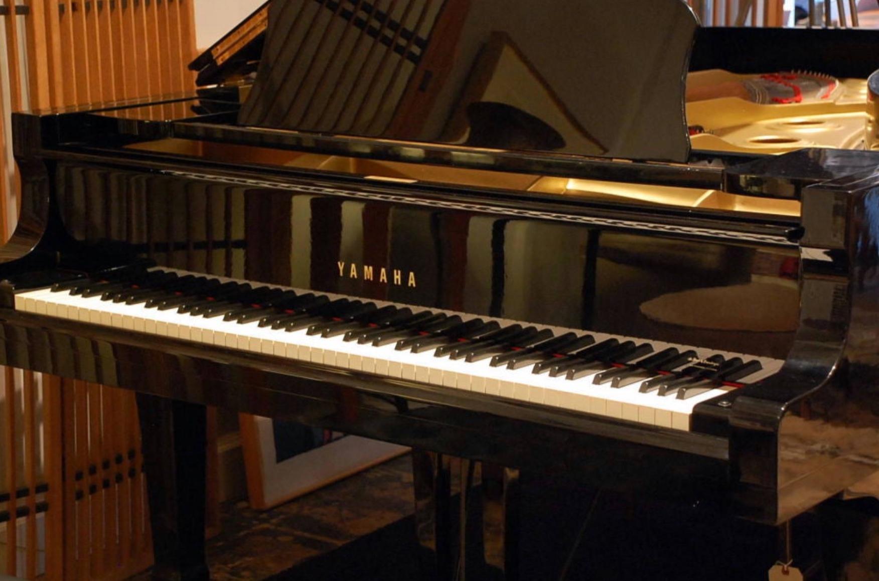 Japonais Impeccable piano de concert Yamaha C7 en vente