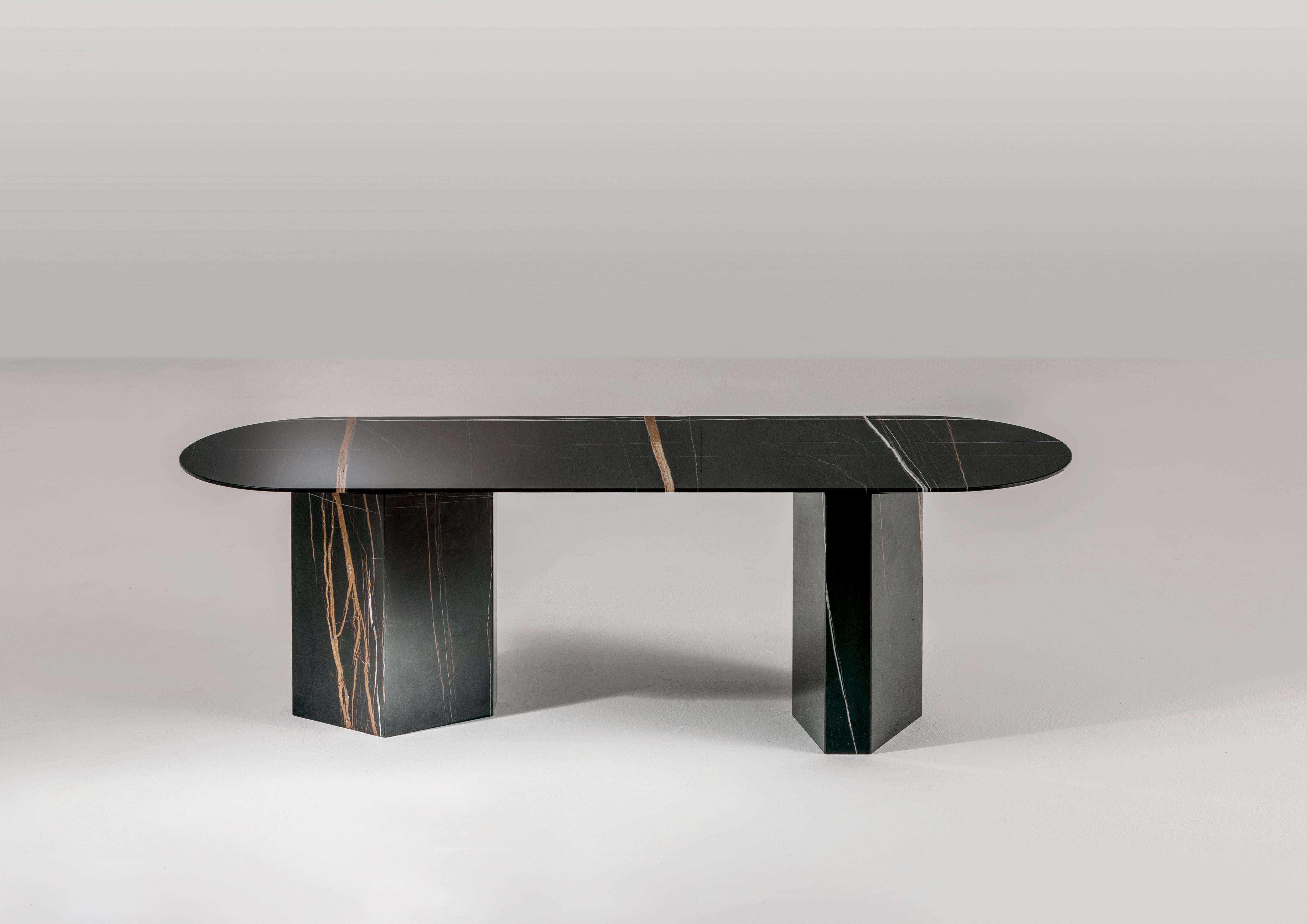 Table basse Imperfetto RS 33 par Laurameroni
Dimensions : L 140 x D 45 x H 42 cm
MATERIAL : Marbre Sahara Noir. 

Table basse avec deux pieds hexagonaux et un plateau elliptique en marbre Sahara Noir.

Laurameroni :
L'habileté des artisans de la