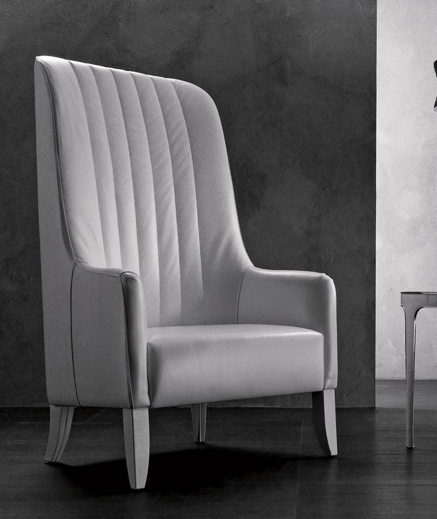 Armchair imperial with structure in solid beech wood, 
upholstered and covered with genuine leather (Cat C.). 
Price: 7500,00€.
Also available with handcrafted fabric on request.
Price: 5900,00€.