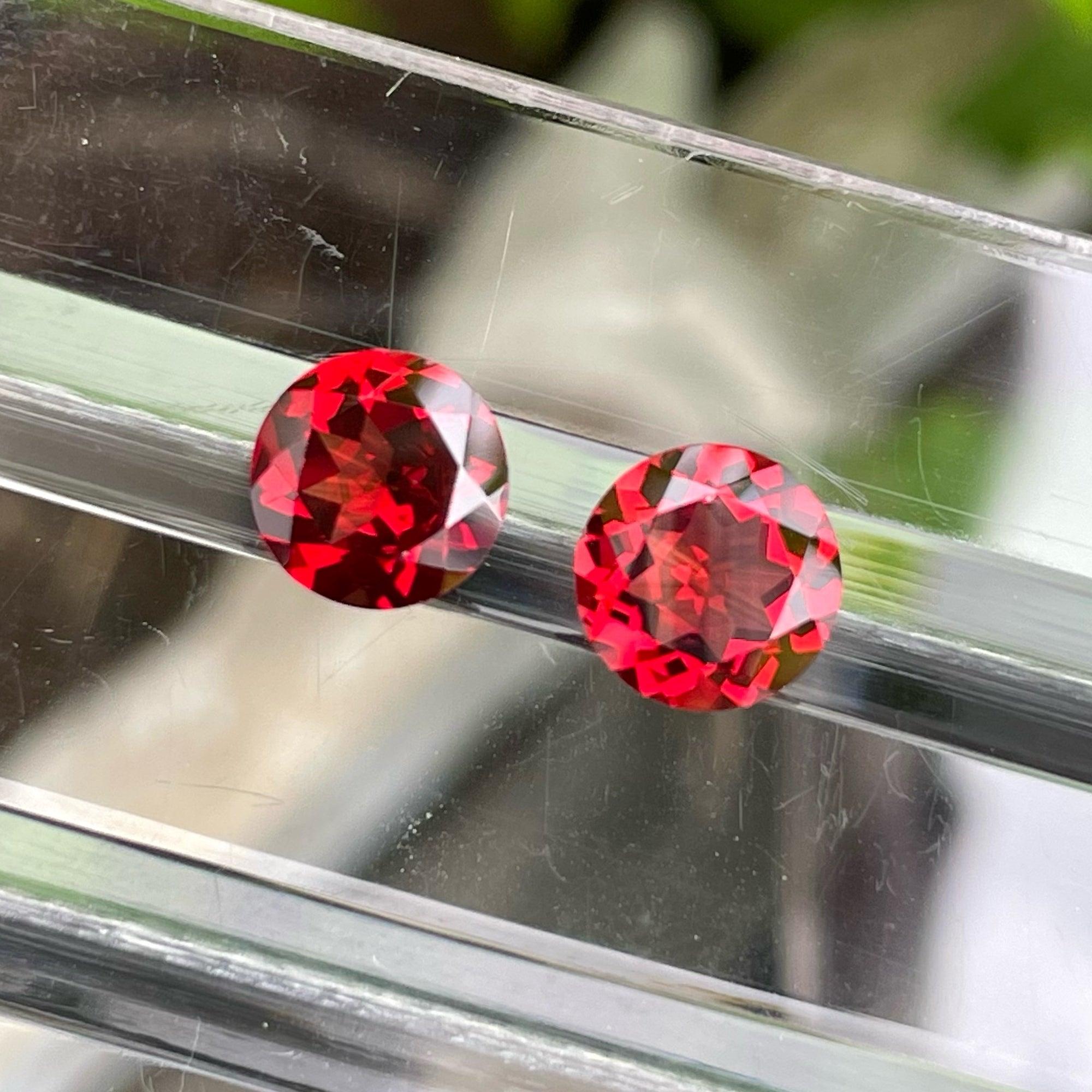 Moderne Boucles d'oreilles en grenat rouge impérial scintillant et pierre précieuse pour grenats, 4,45 carats en vente