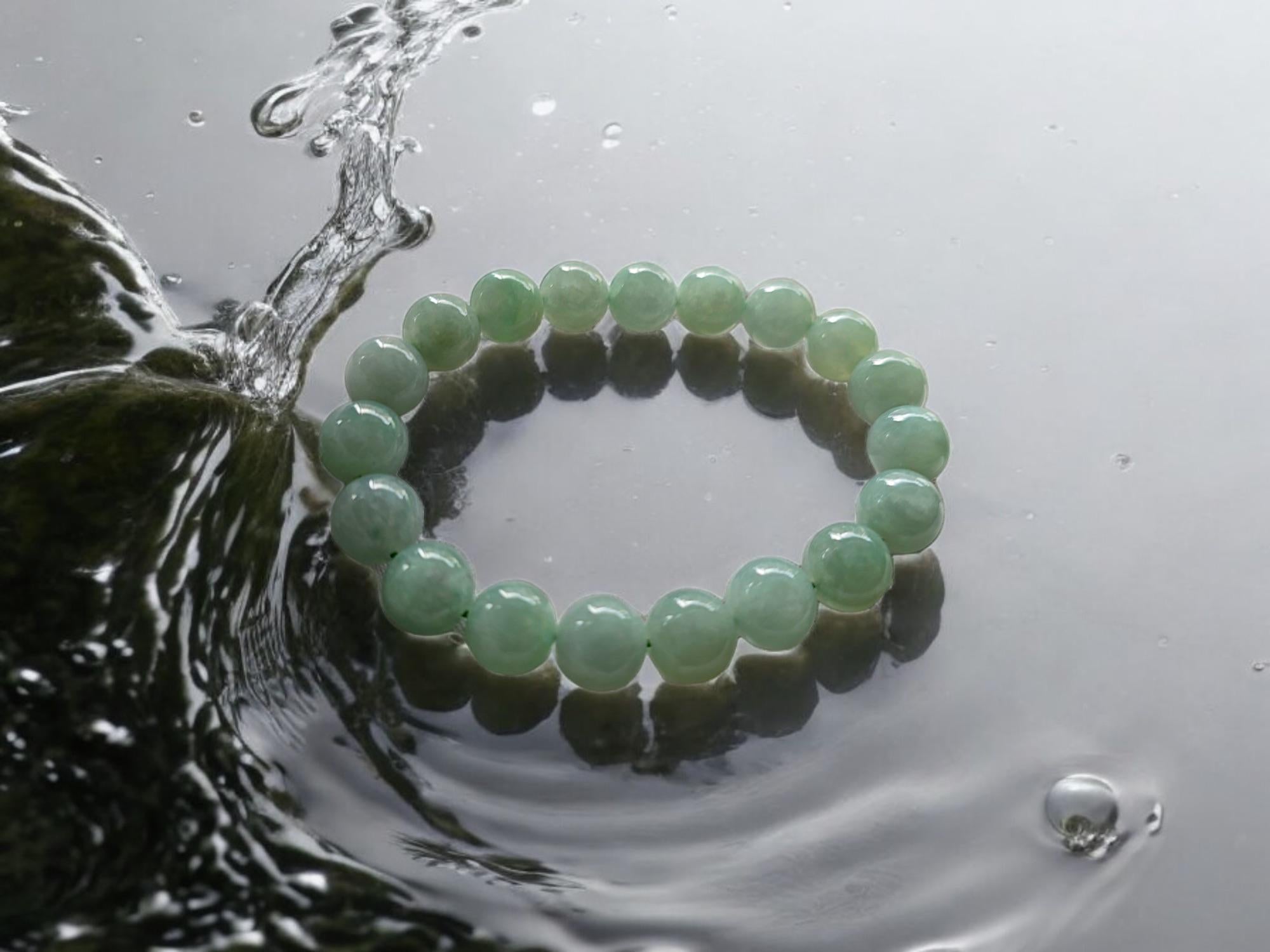Taglio a sfera Bracciale imperiale di giada A birmana (MADE IN JAPAN) 10,5 mm ciascuno x 19 perline in vendita