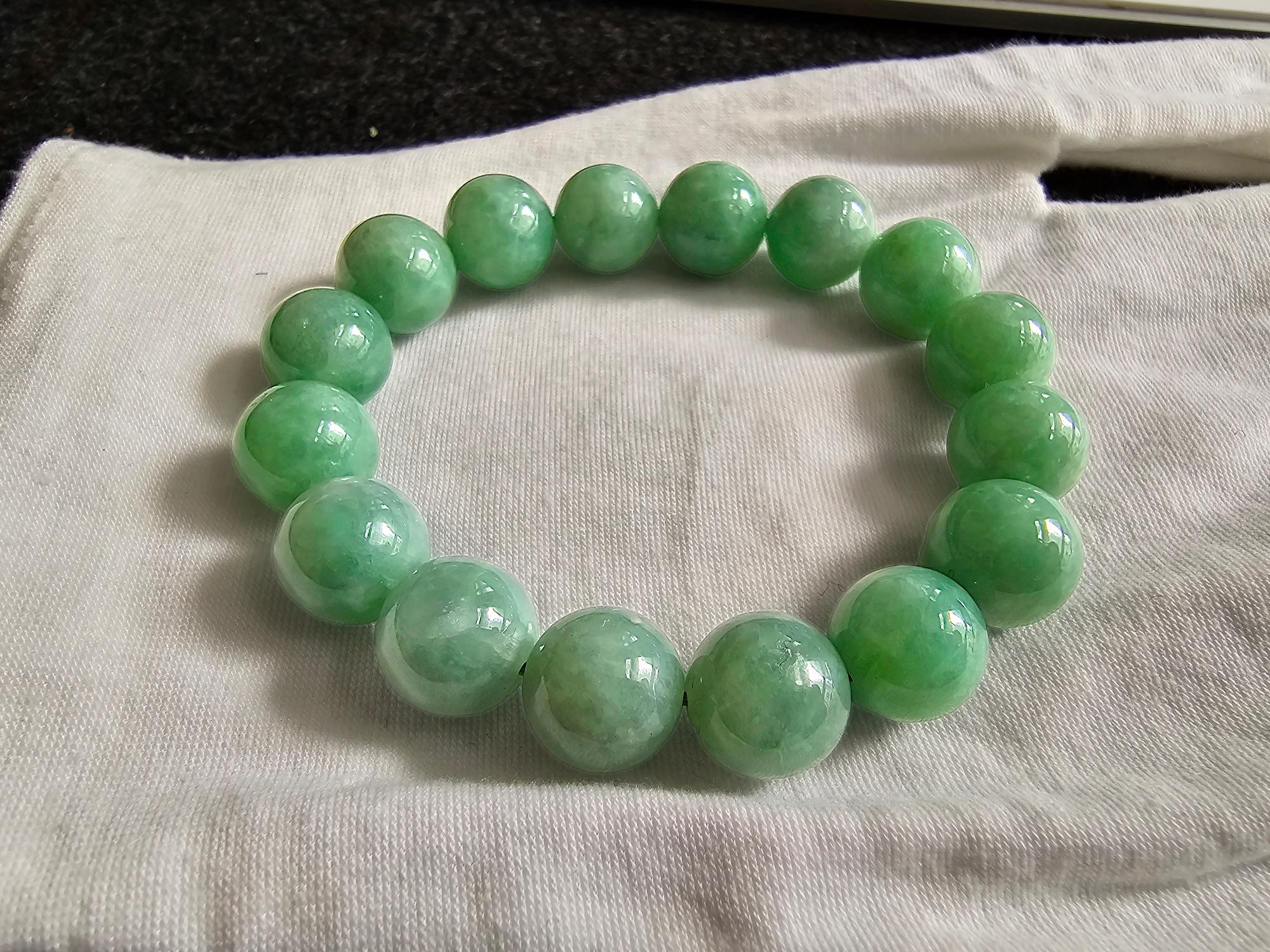Imperial Japanese Green Burmese A-Jade Jadeite Beaded Bracelet (MADE IN JAPAN) (12mm Each x 16 beads) 05014 with calibrated ball beads.

12mm each, 16 perfectly calibrated Green Burmese Jadeite Beads. This unique beads bracelet is 100% cut,