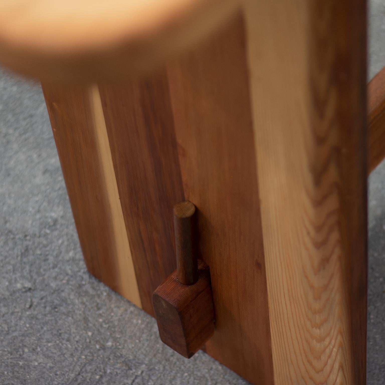 Cette table est construite en cèdre massif avec une menuiserie de style japonais. 
Les bords sont biseautés et les coins sont arrondis. 
La base est reliée au sommet à l'aide de chevilles.
Finition à l'huile de lin et à la cire