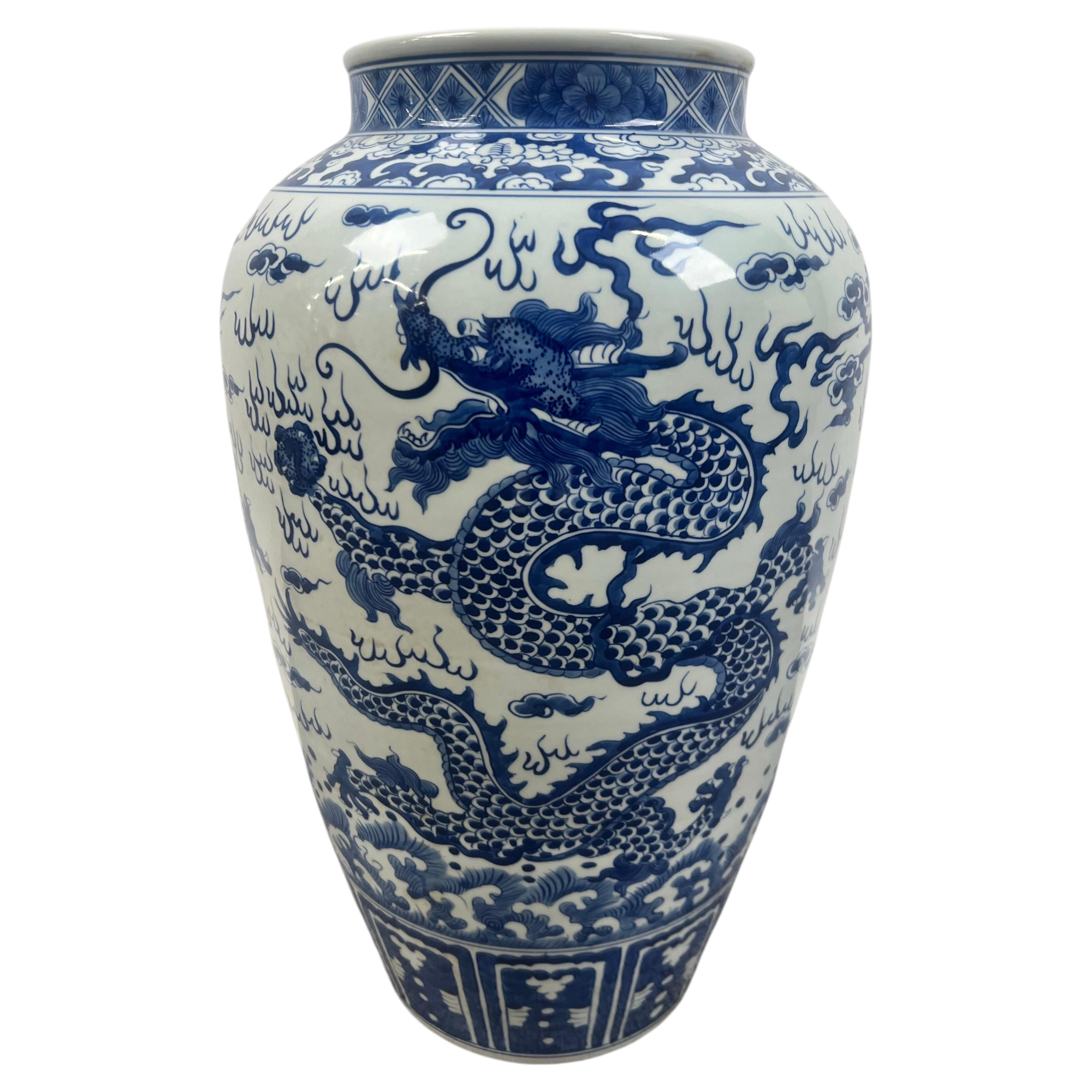 Jarrón de porcelana azul y blanco con dragones, al estilo de la dinastía Qing de la China imperial